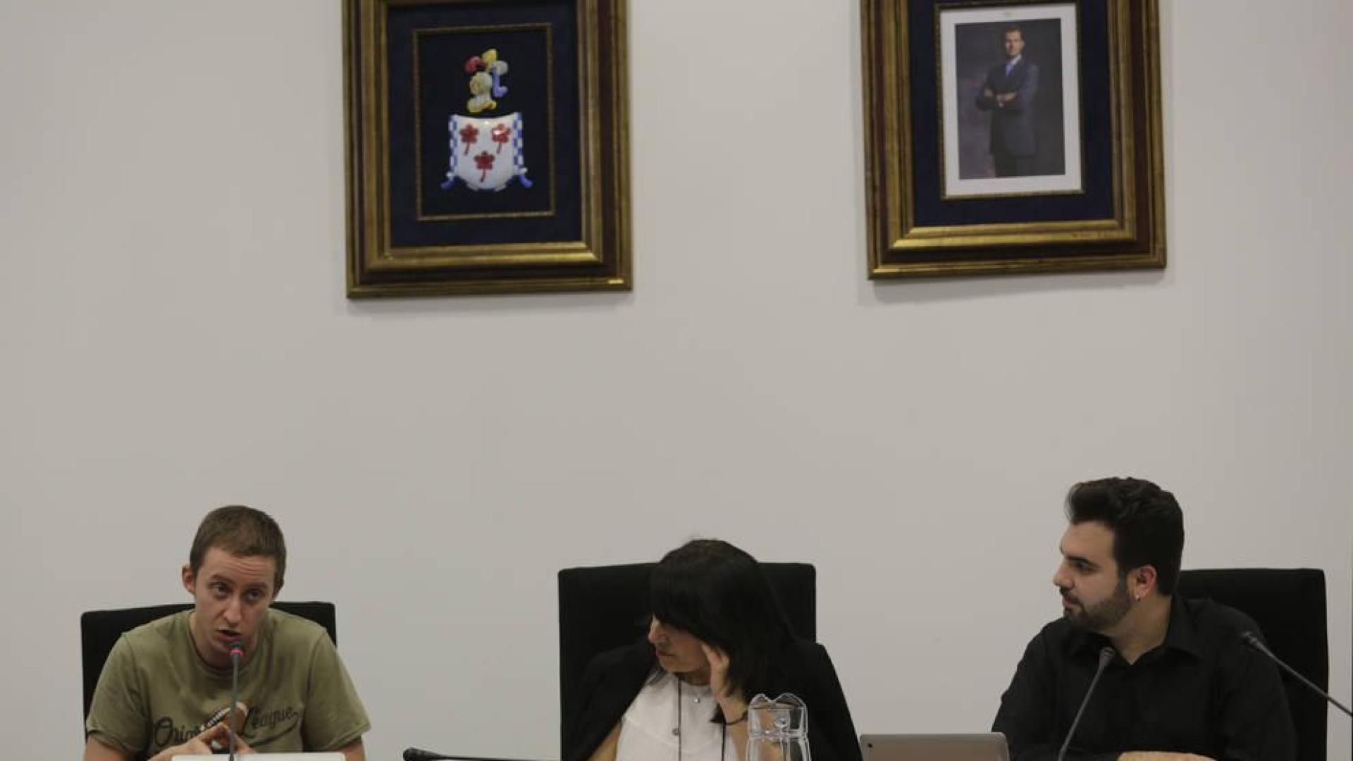De izquierda a derecha, los concejales de Geroa Bai, Andoni Serrano y Piluka García, junto al alcalde Jon Gondán, en el pleno de Zizur Mayor.