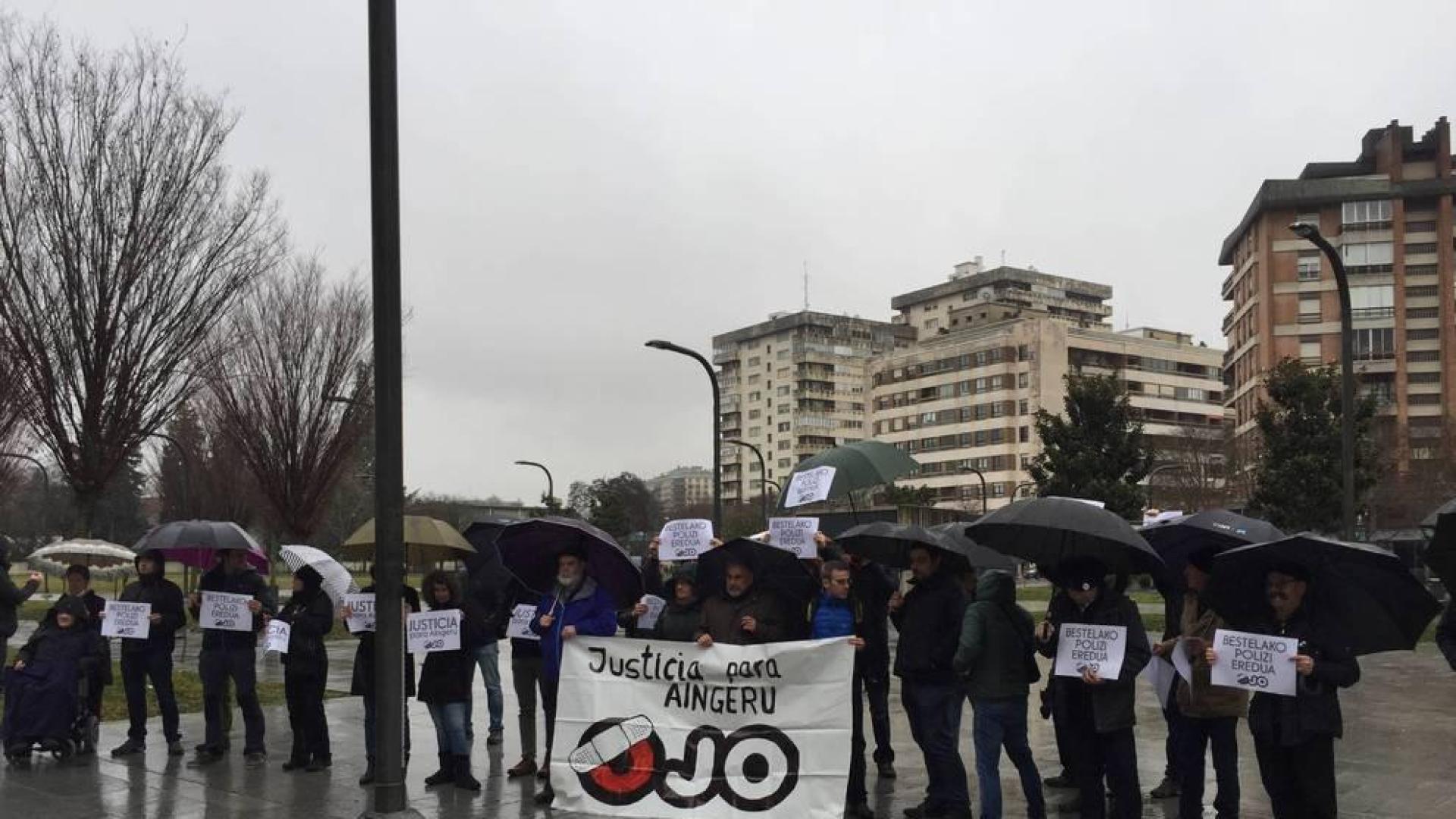 Concentración antes del juicio de ayer en apoyo al joven herido en los incidentes de septiembre de 2012.