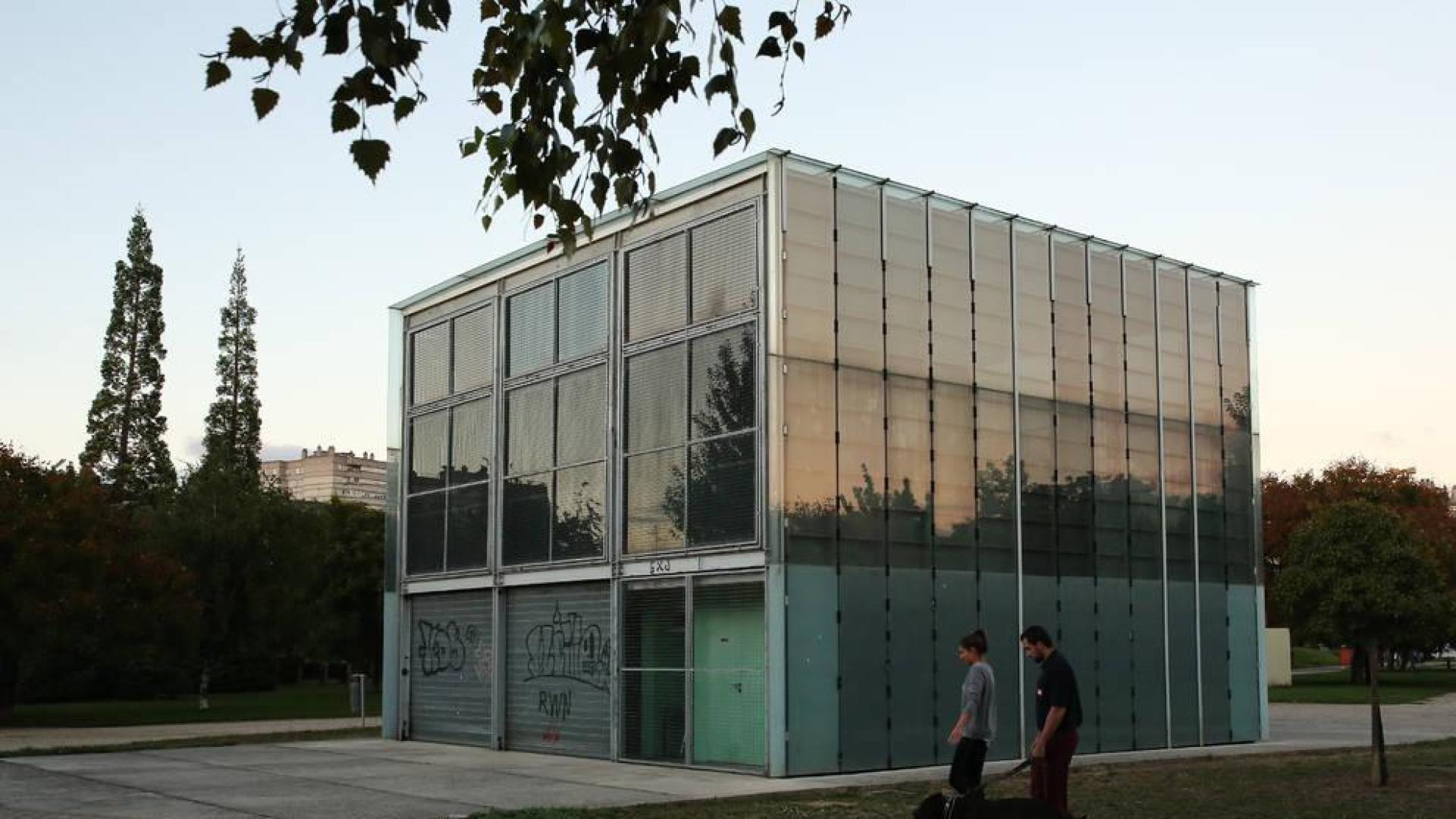 Vista del cubo en el parque de la Constitución (Lago) de Barañáin, que se prevé demoler en unas semanas.