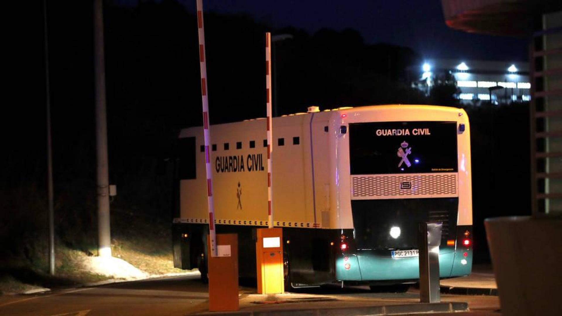 Los presos soberanistas llegan a Brians 2, desde donde irán con la Guardia Civil a Madrid