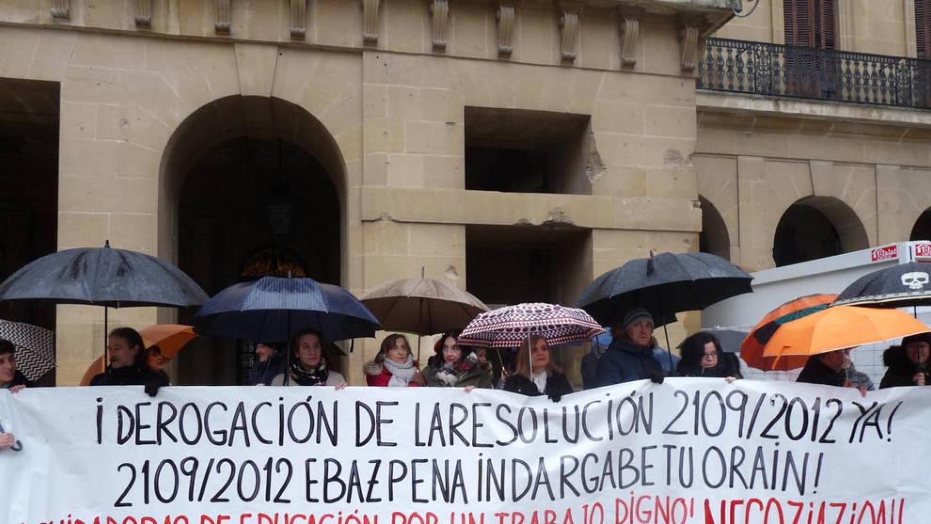 Protesta del personal cuidador el miércoles ante el Gobierno de Navarra.