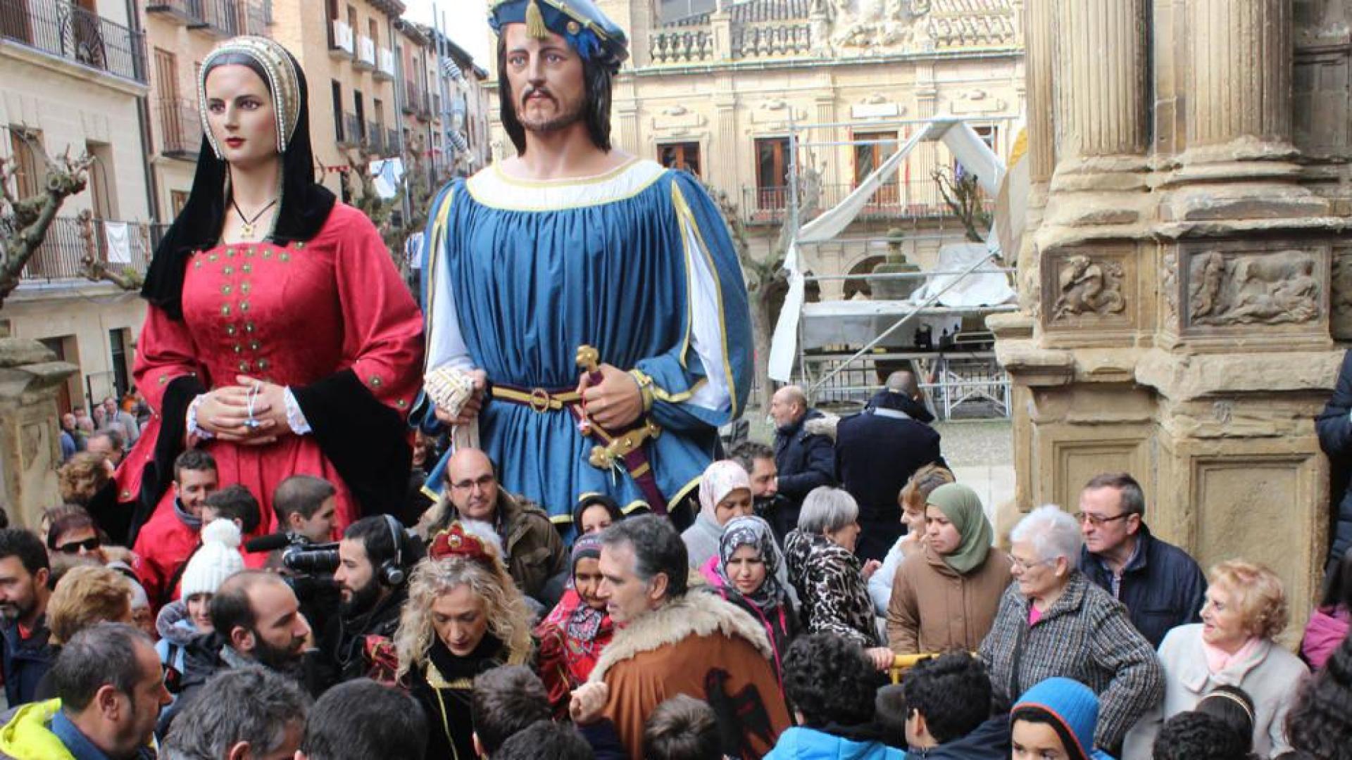 Cientos de niños y adolescentes se agolparon a la entrada de la parroquia para recoger alguna de las más de 1.000 monedas que se repartieron.