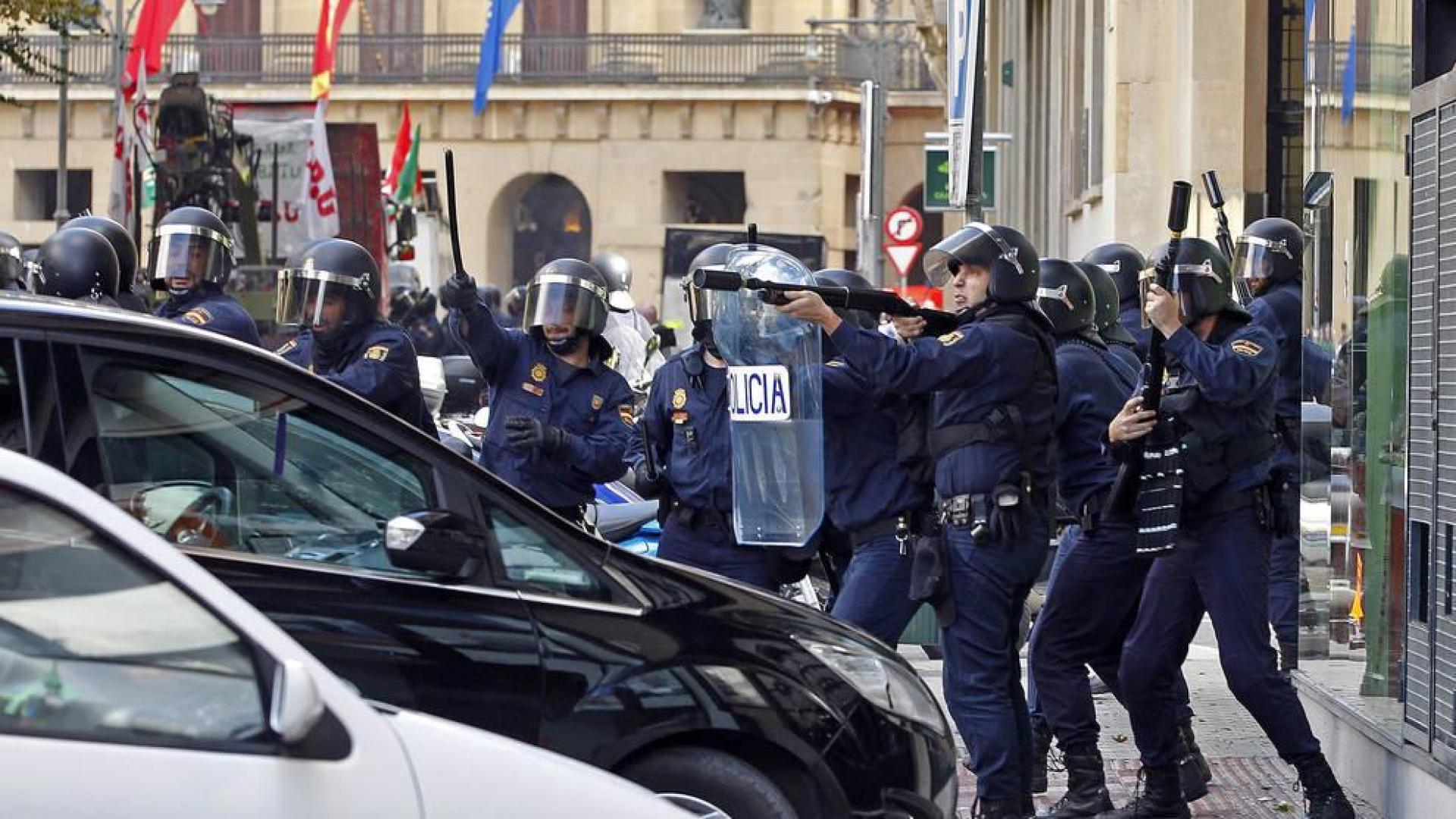 Intervención policial a la altura de García Castañón, antes de replegarse hasta Correos, donde la acusación sitúa los hechos.