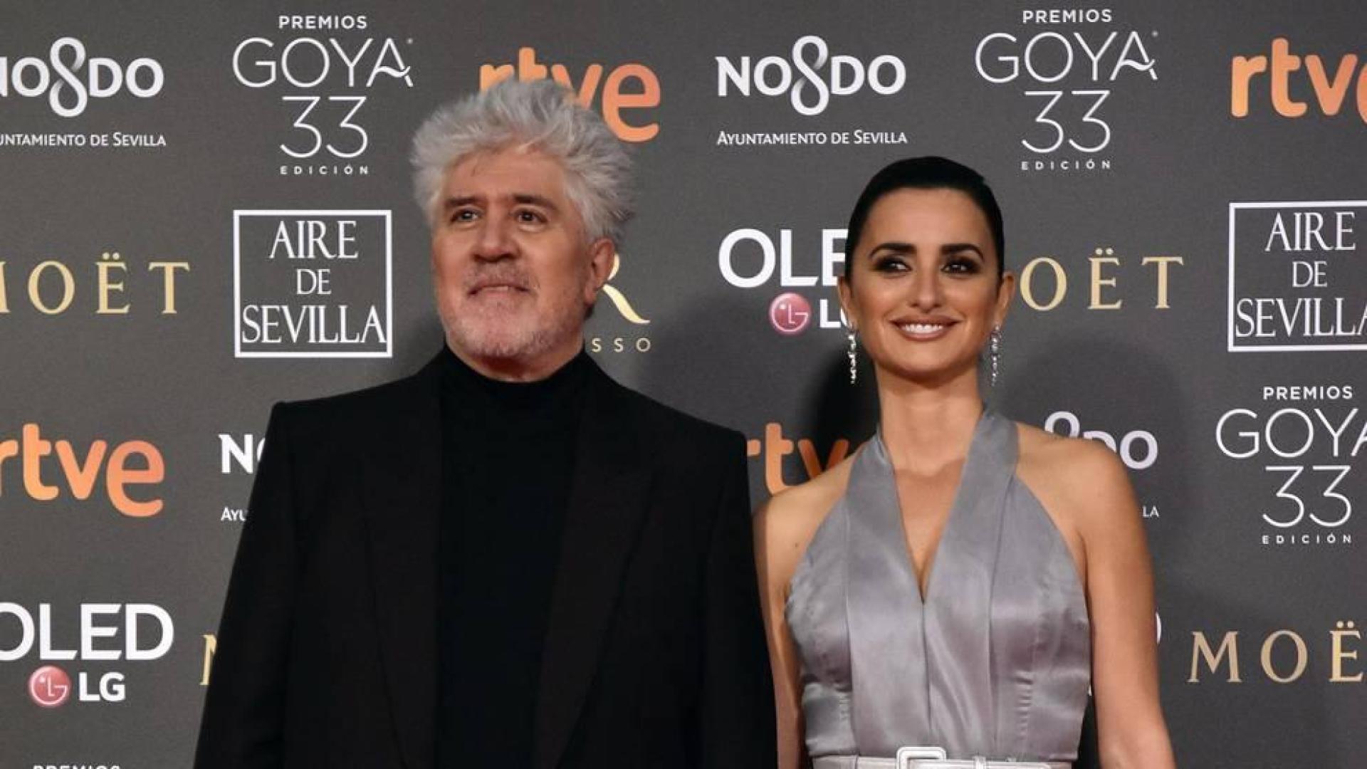 Los primeros invitados a la 33 ceremonia de los Premios Goya han comenzado a llegar a la alfombra roja del Palacio de Exposiciones y Congresos de Sevilla (FIBES) hacia las 18.20 horas de este sábado 2 de febrero