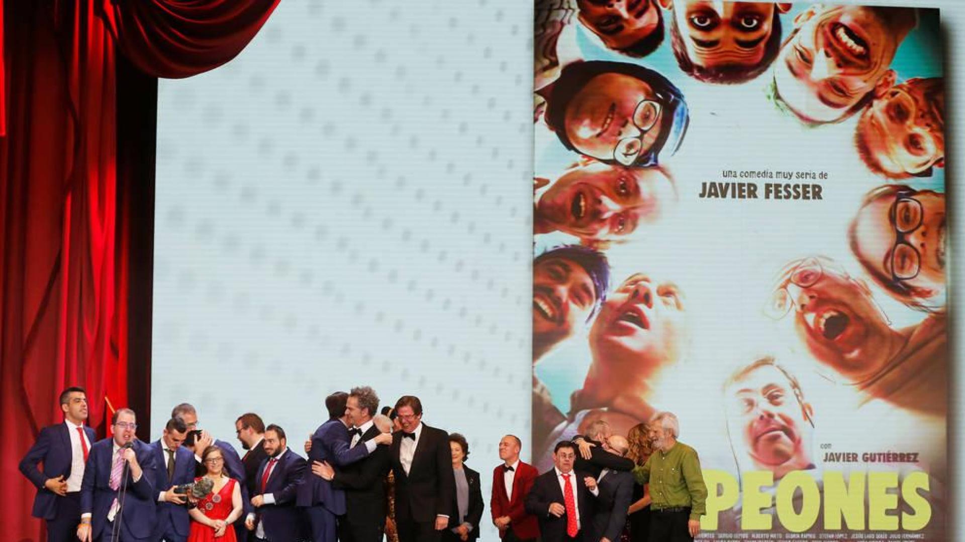El equipo de la película "Campeones" tras recibir el Goya a la Mejor película durante la gala de entrega de los Premios Goya 2019.