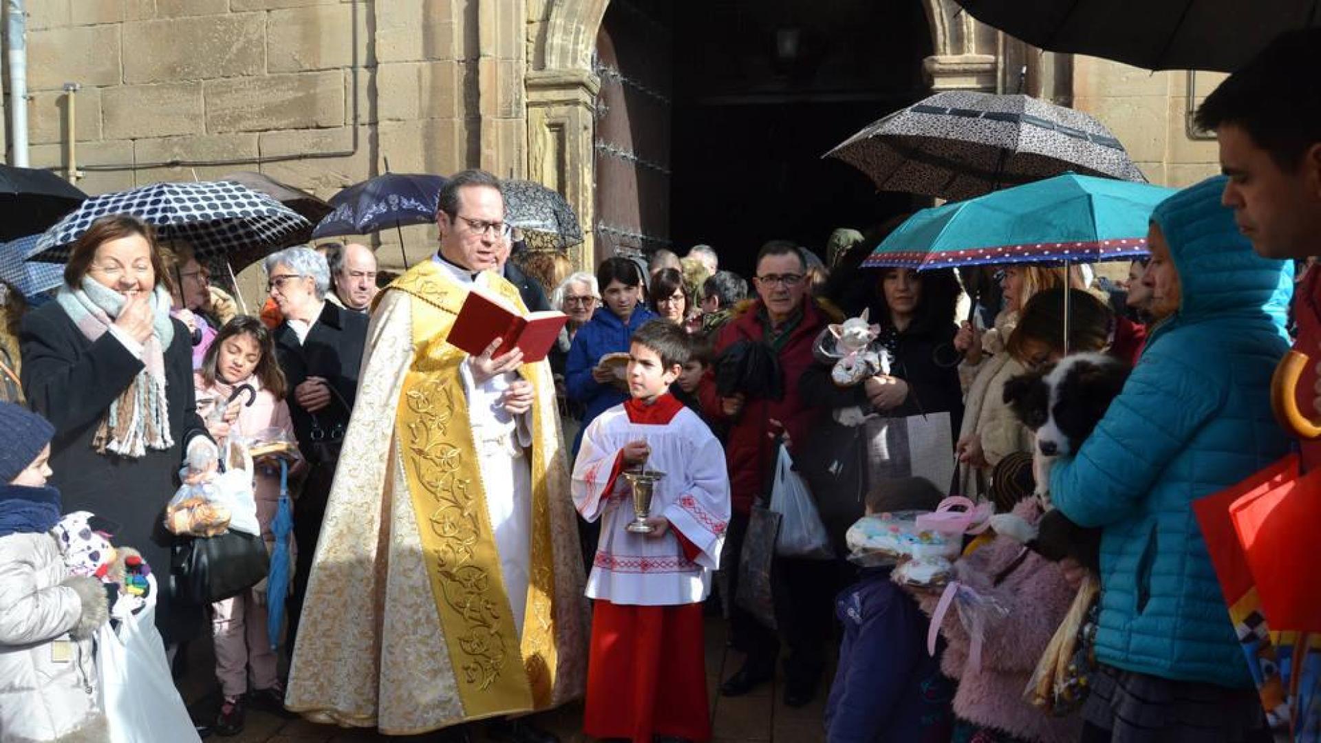 San Blas bendice en Lodosa mascotas, roscos y muñecos