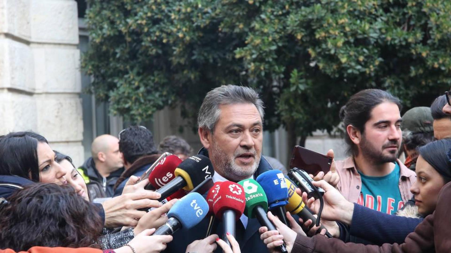 El portavoz de la Federación Profesional del Taxi, Julio Sanz comparece ante los medios de comunicación tras la reunión celebrada con el Gobierno de la Comunidad de Madrid para desencallar el conflicto del sector del taxi.