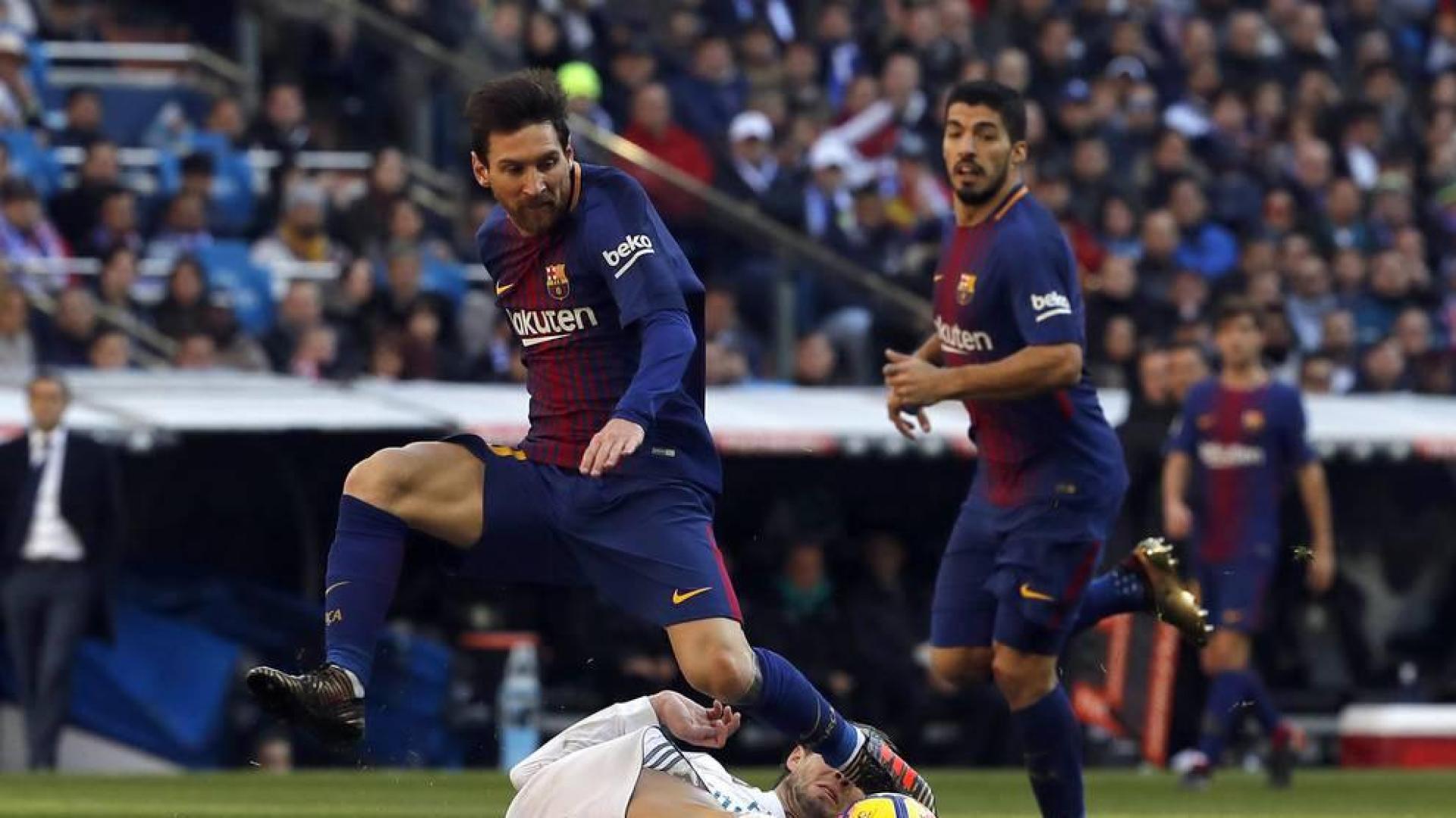 Luis Suárez, Leo Messi y Aleix Vidal marcaron los goles en el clásico disputado este sábado 23 de diciembre en el Santiago Bernabéu.