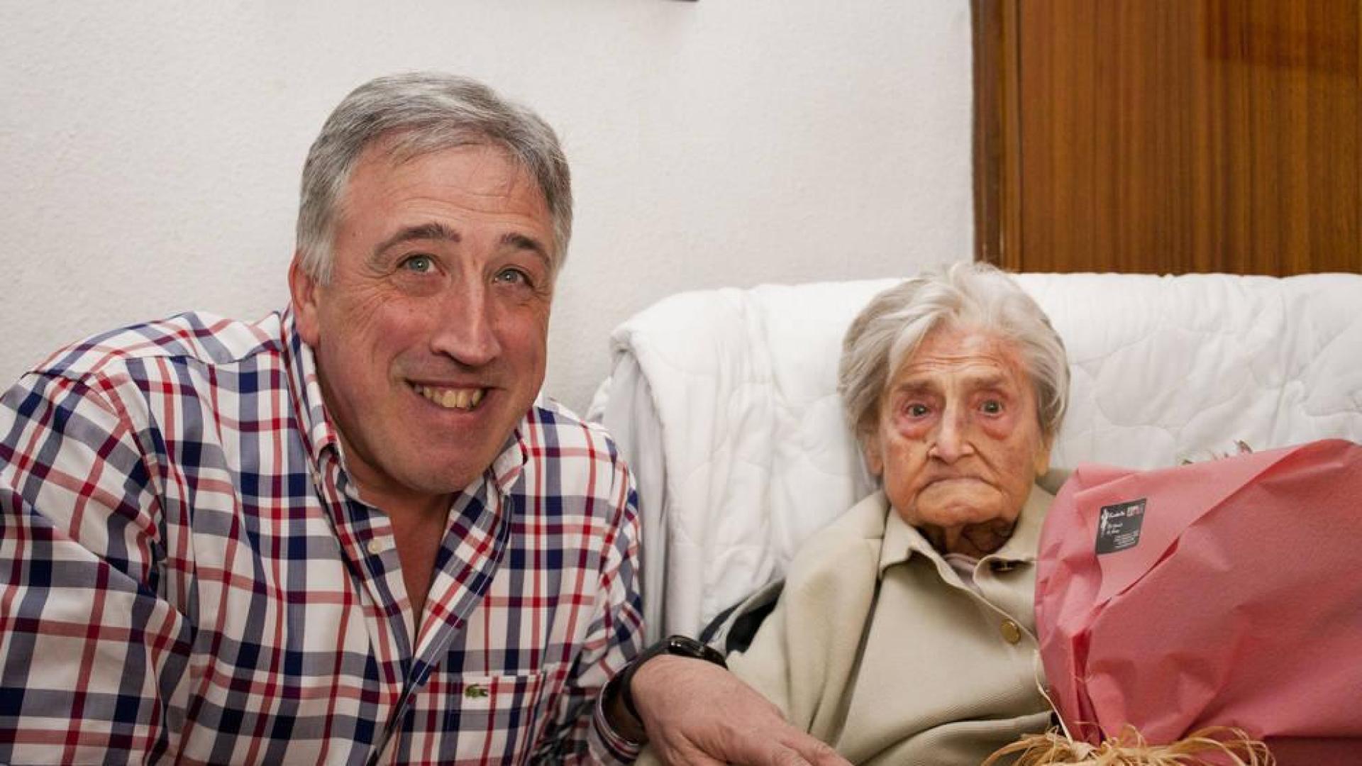 El alcalde felicita a Josefa de Acha Villar por su 101 cumpleaños