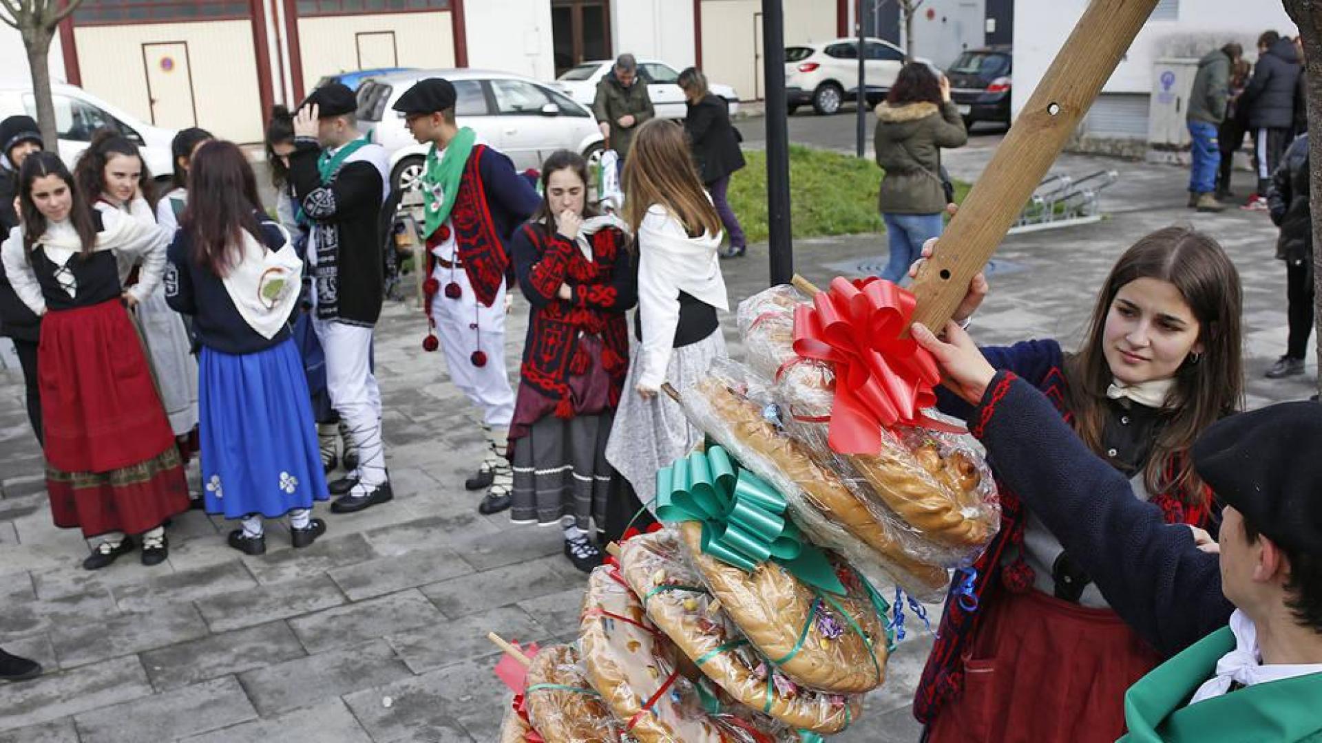 Tortas entre cuartos y quintos por Santa Águeda en Alsasua