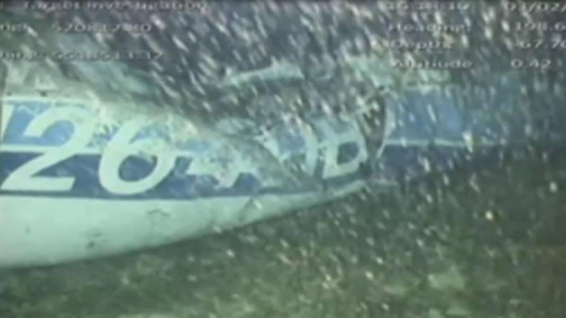 Una cámara submarina capta la avioneta de Sala a 63 metros de profundidad