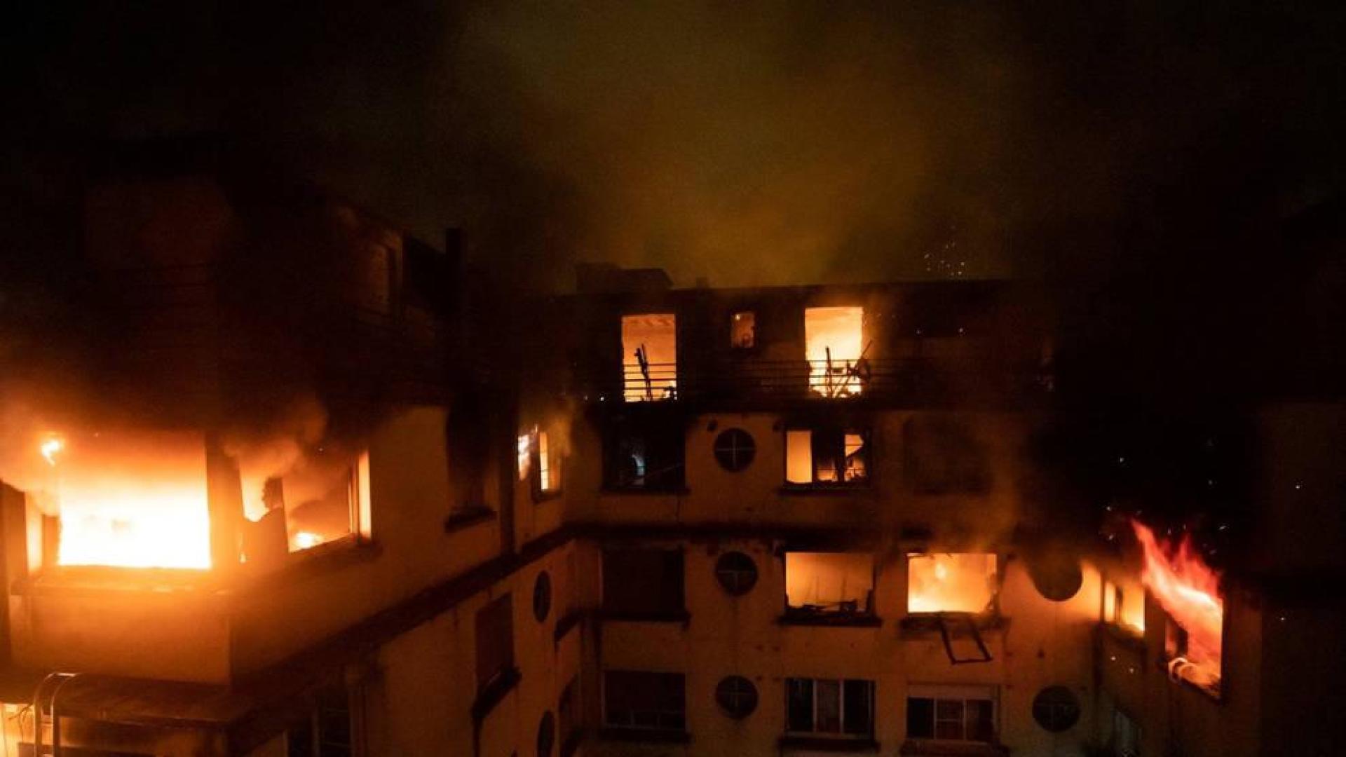 Imagen del fuego en las últimas plantas del edificio en llamas en París.