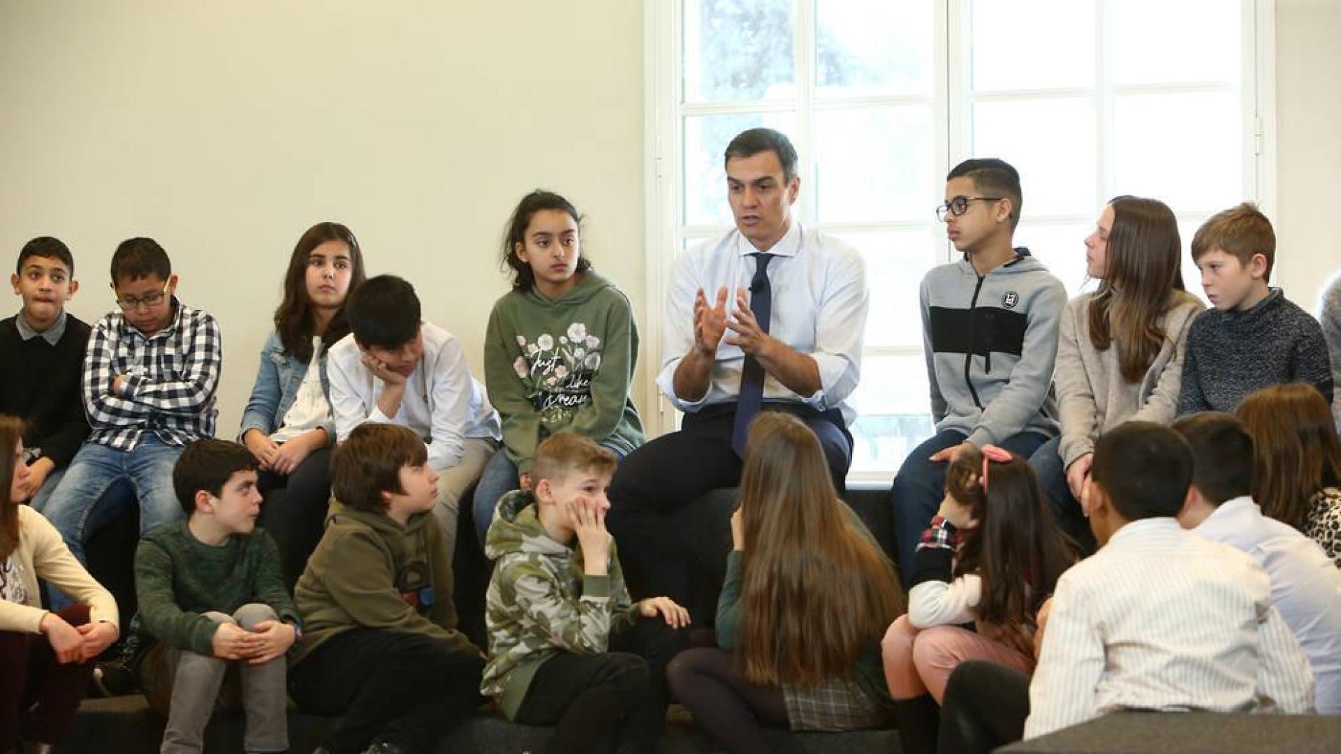 Pedro Sánchez recibe en Moncloa a un grupo de alumnos de Marcilla