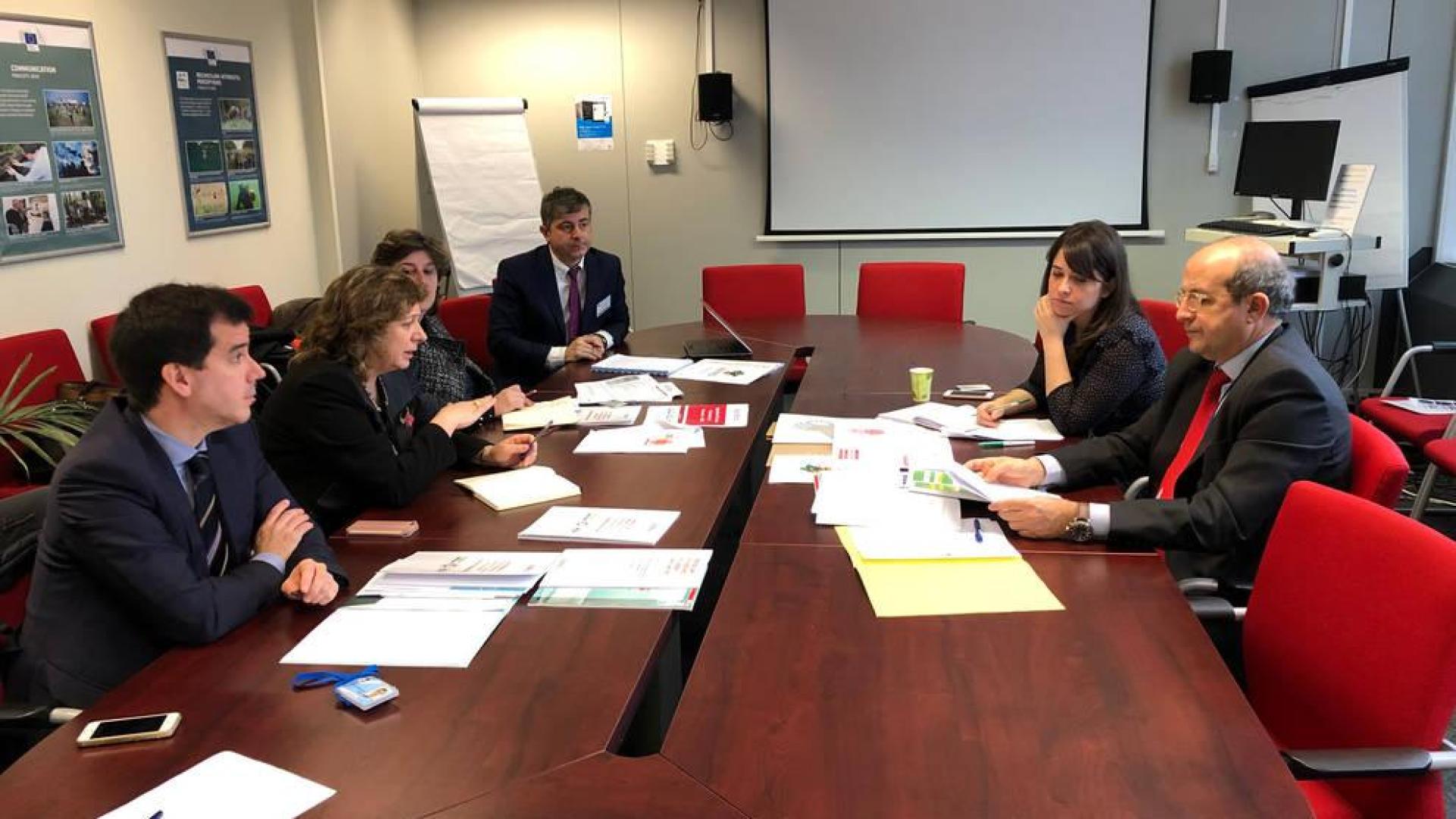 La consejera Elizalde y el director general Calleja, en un momento de la reunión, acompañados de Irujo, García Balaguer y Jorge Molina.