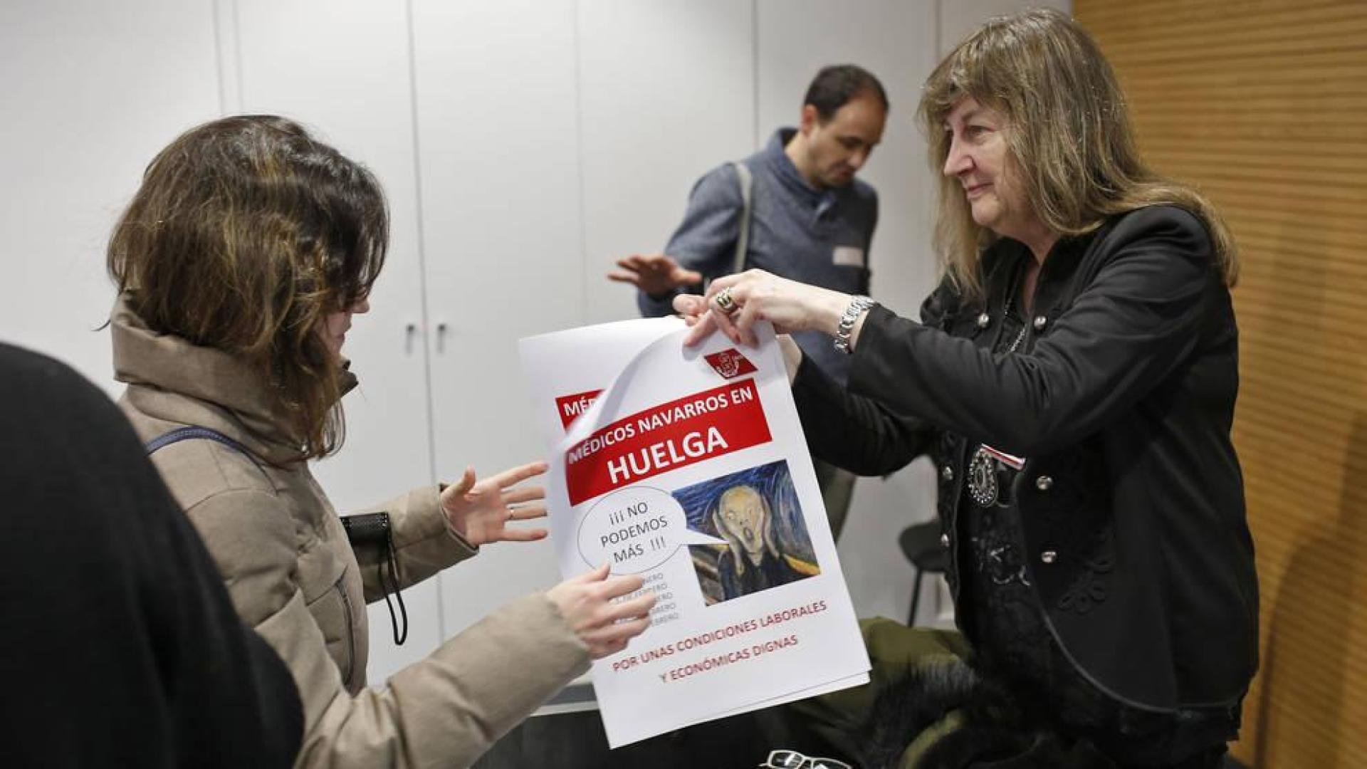 Médicos recogen carteles durante la jornada de huelga del 30 de enero.