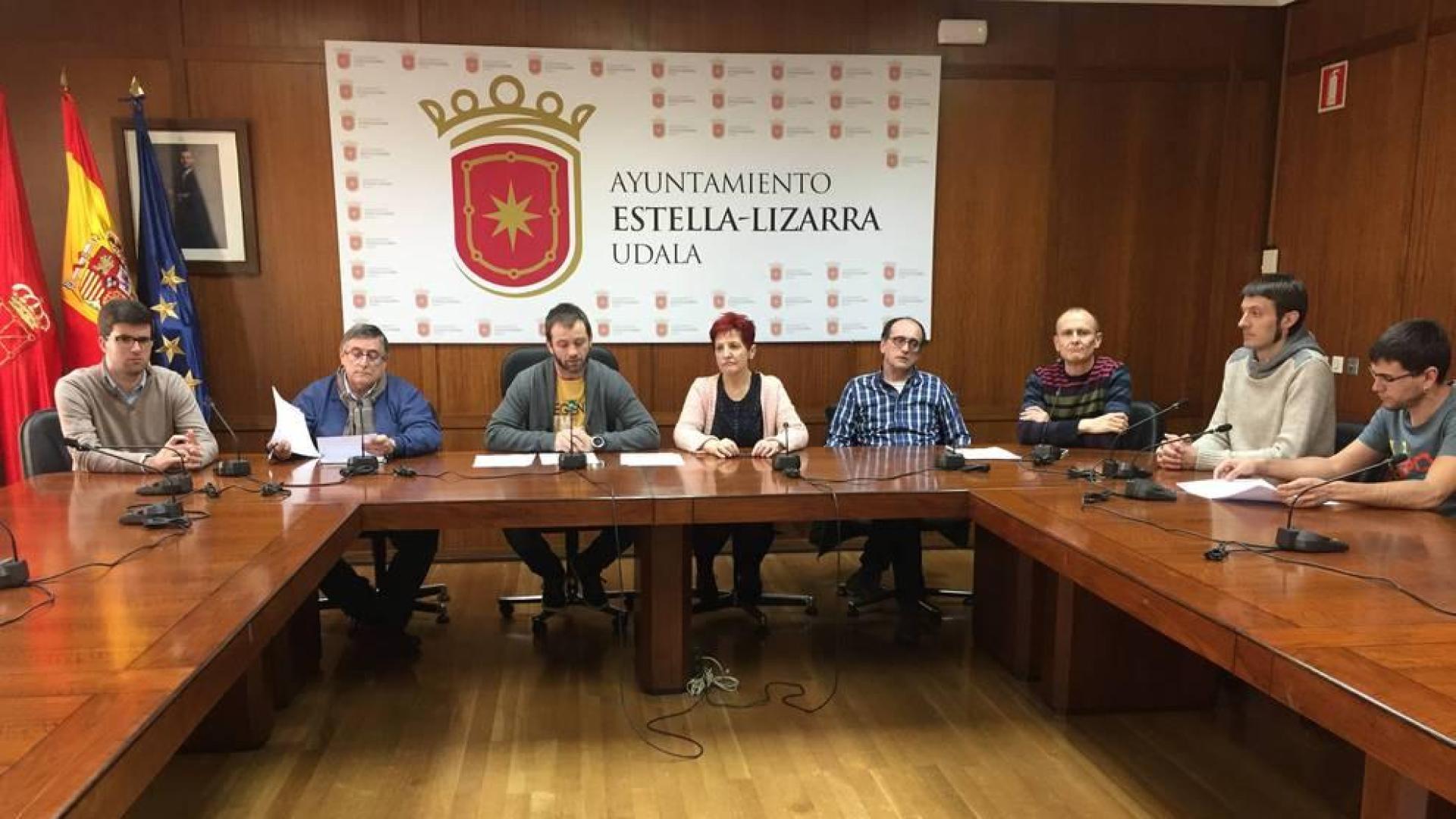 El tripartito de gobierno de Estella, ayer durante la rueda de prensa en el salón de plenos.