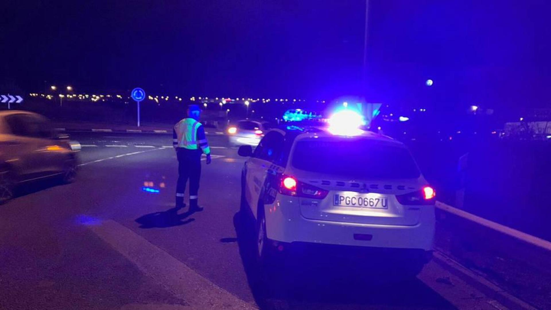 La Guardia Civil regula el tráfico tras el accidente.