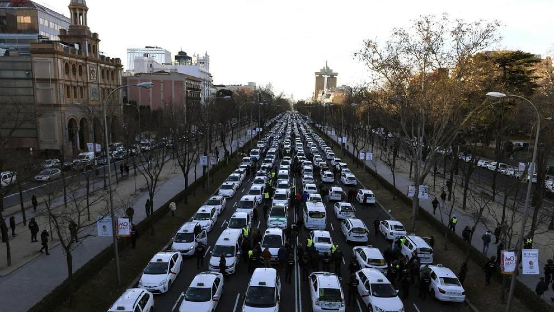 Varios taxis han comenzado a ser retirados por grúas en el paseo de la Castellana de Madrid donde los taxistas mantienen una concentración en el marco de la huelga del sector