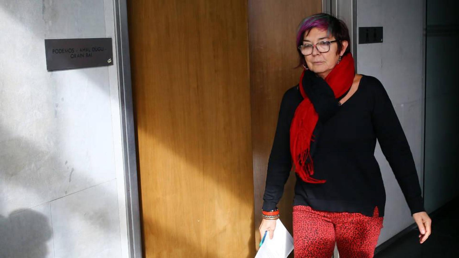 Tere Sáez, saliendo del despacho del grupo parlamentario de Podemos-Orain Bai.