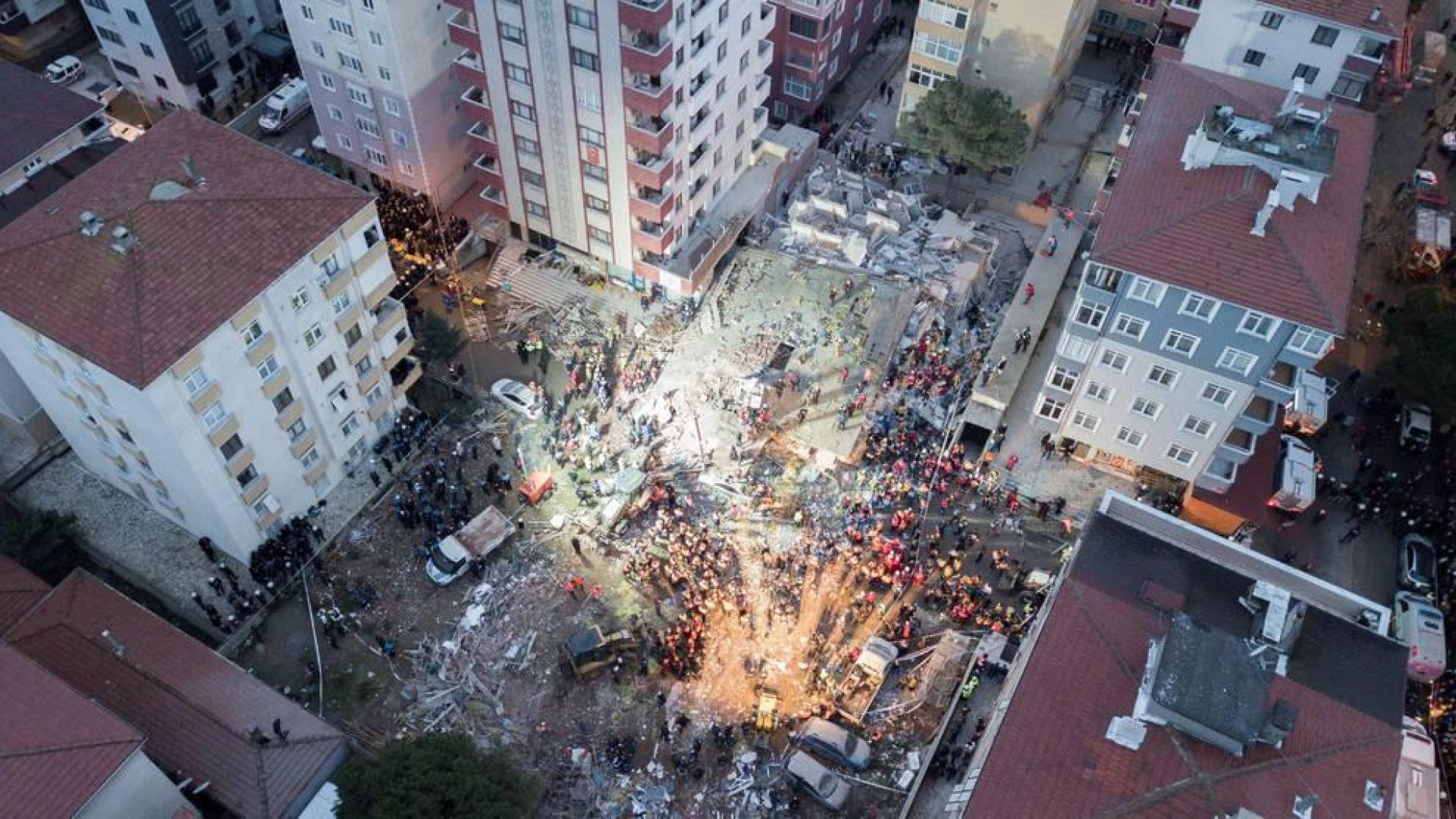 Sigue el rescate en el edificio de ocho plantas derrumbado en Estambul