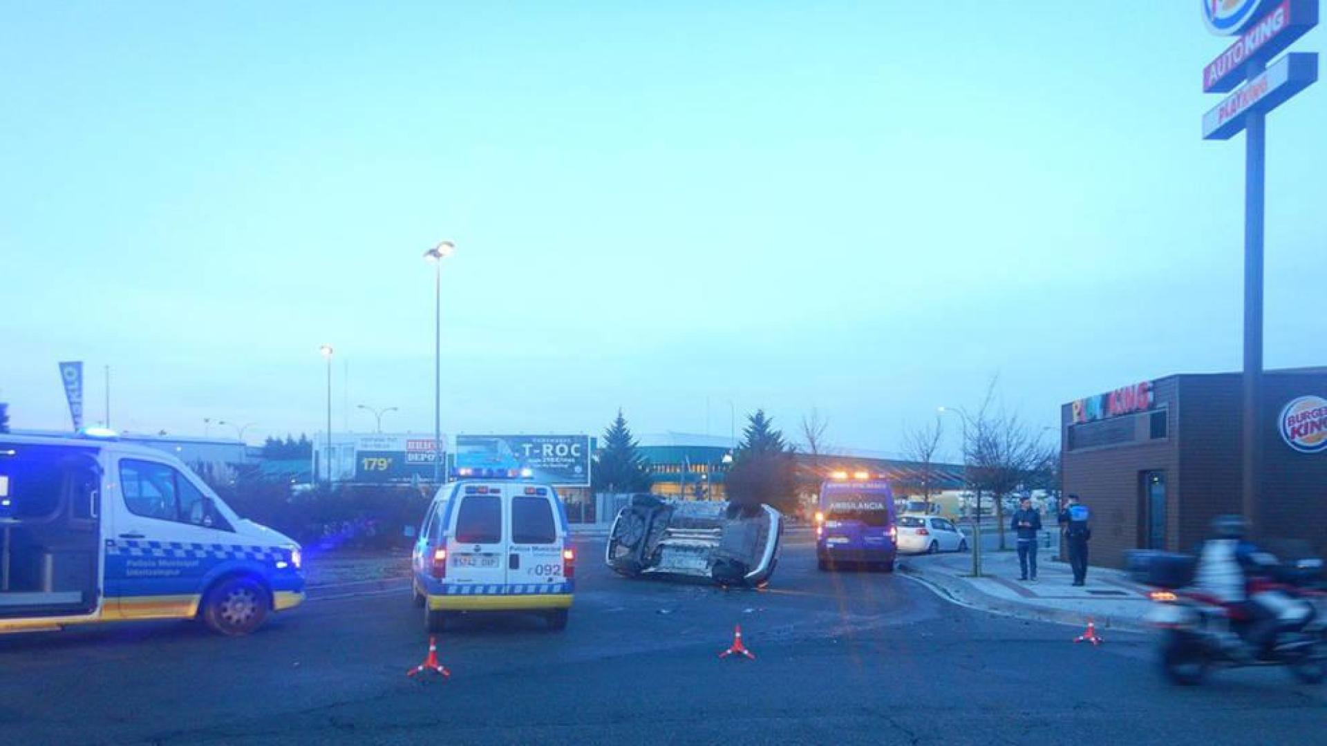 Un herido leve tras volcar con su vehículo en el polígono de Agustinos