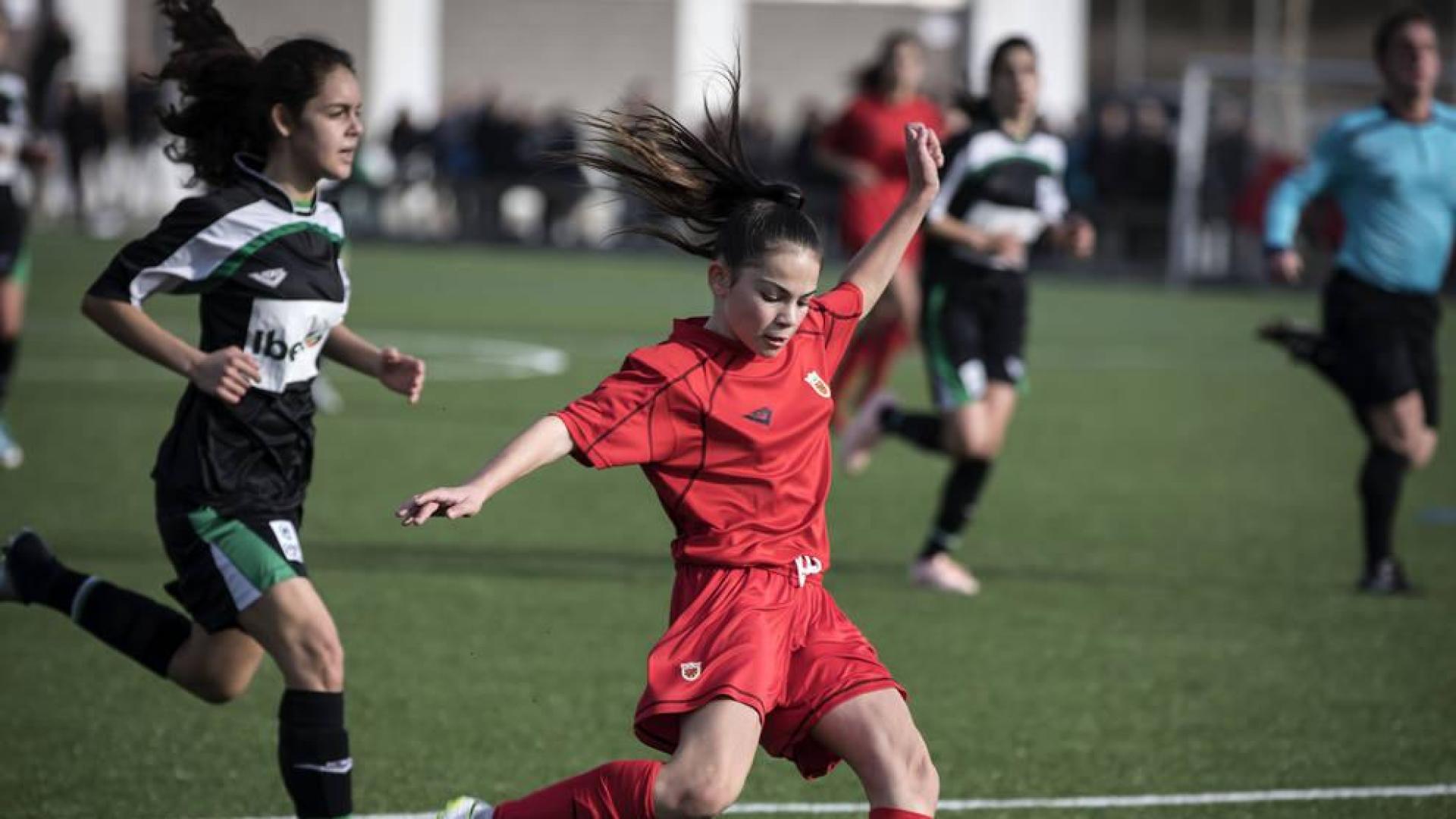 Una jugadora de la selección navarra sub-15 conduce el balón ante una rival.