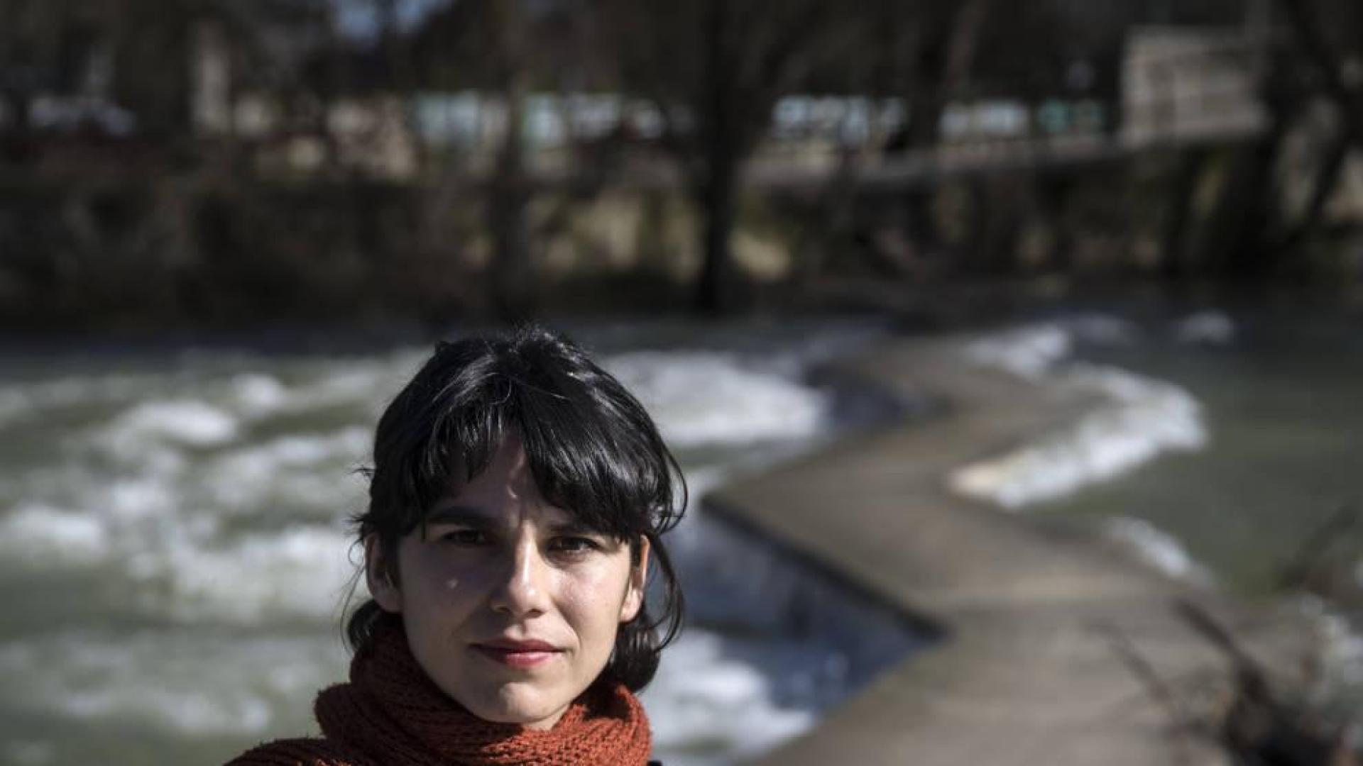 Maddi Barber, en la pasarela del río Arga de Pamplona.