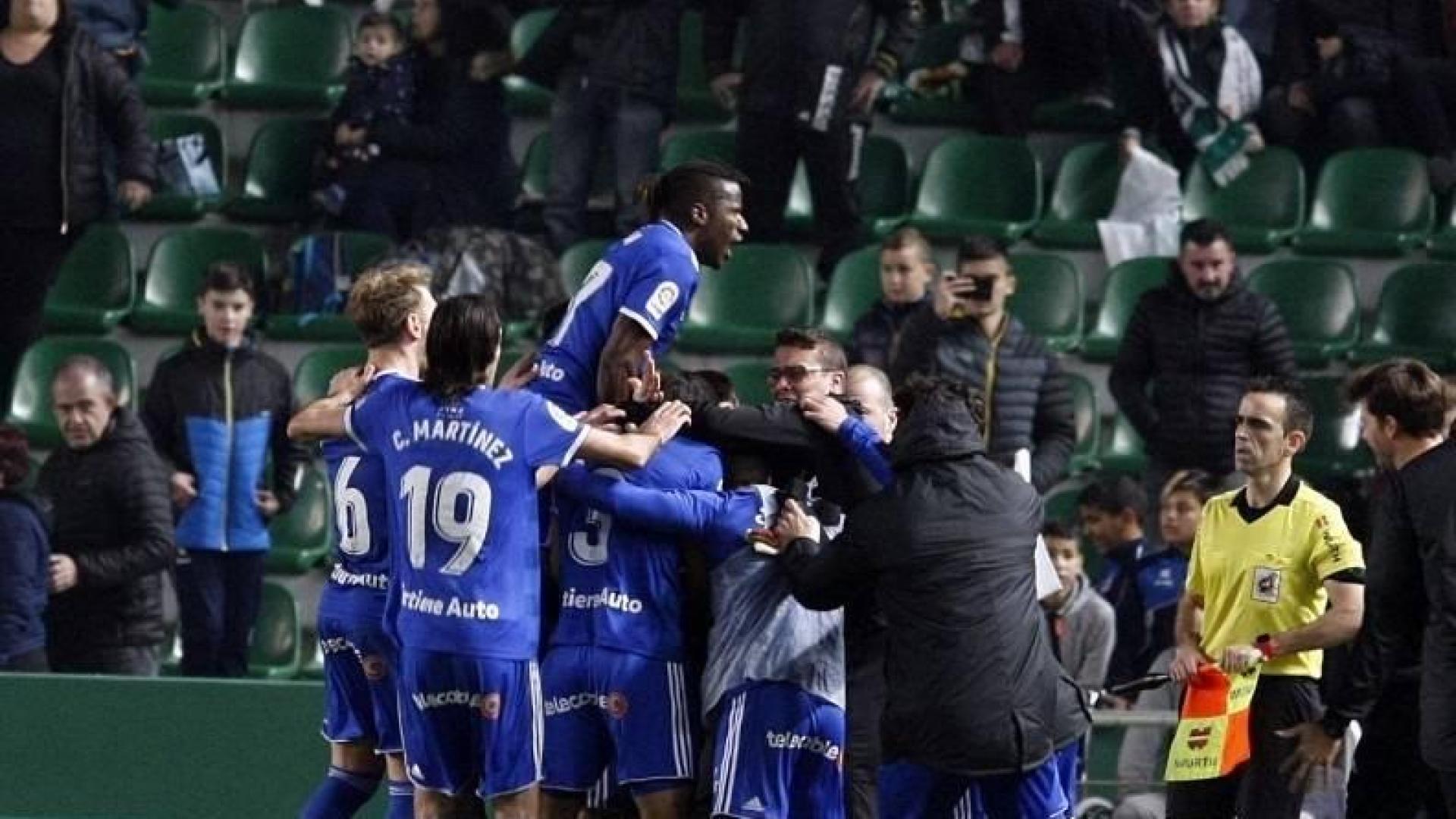 El Oviedo se asoma al play-off tras ganar al Elche en el último suspiro