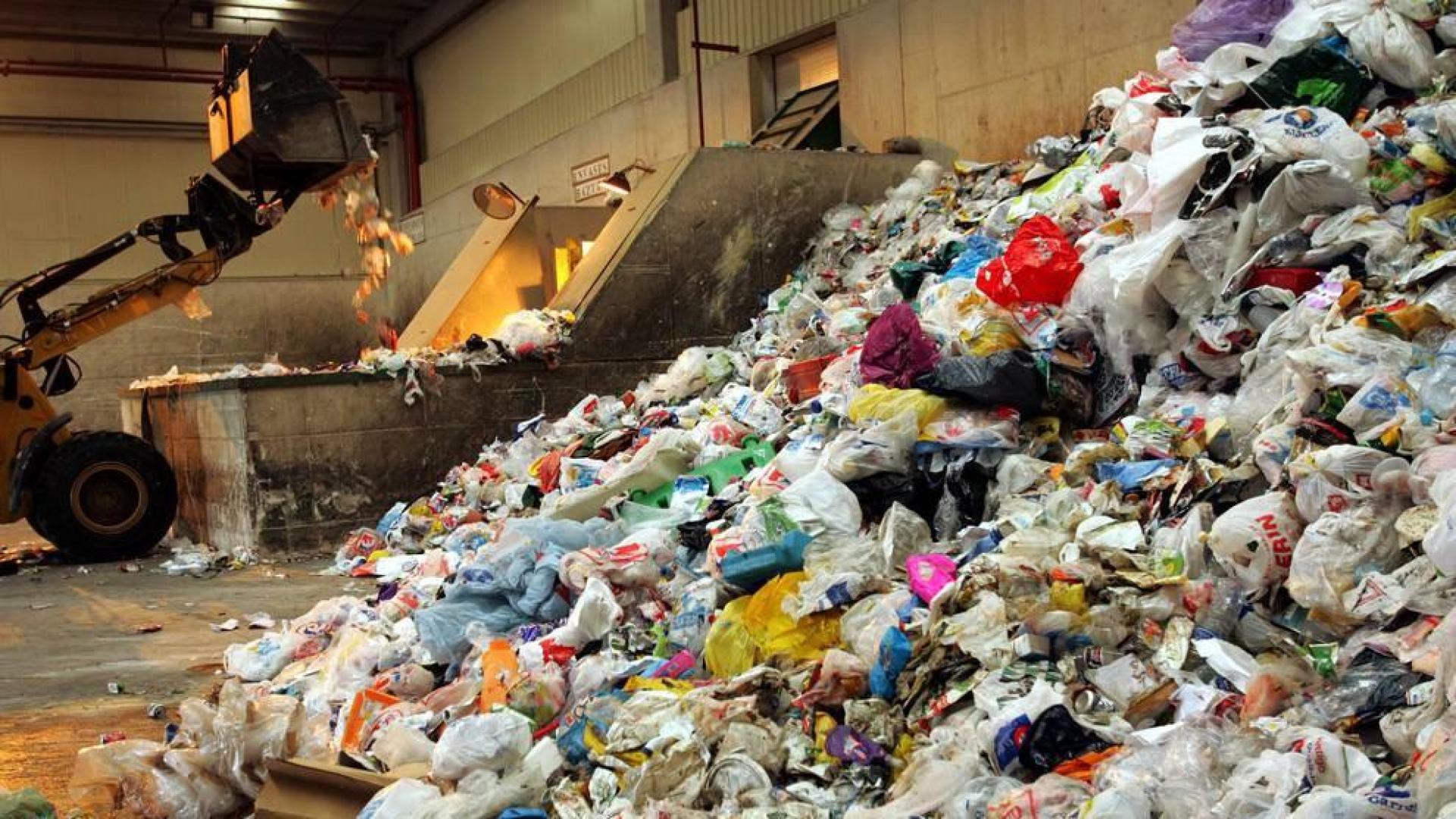 Los contenedores de Pamplona reciben el mismo volumen de bolsas que hace 10 años
