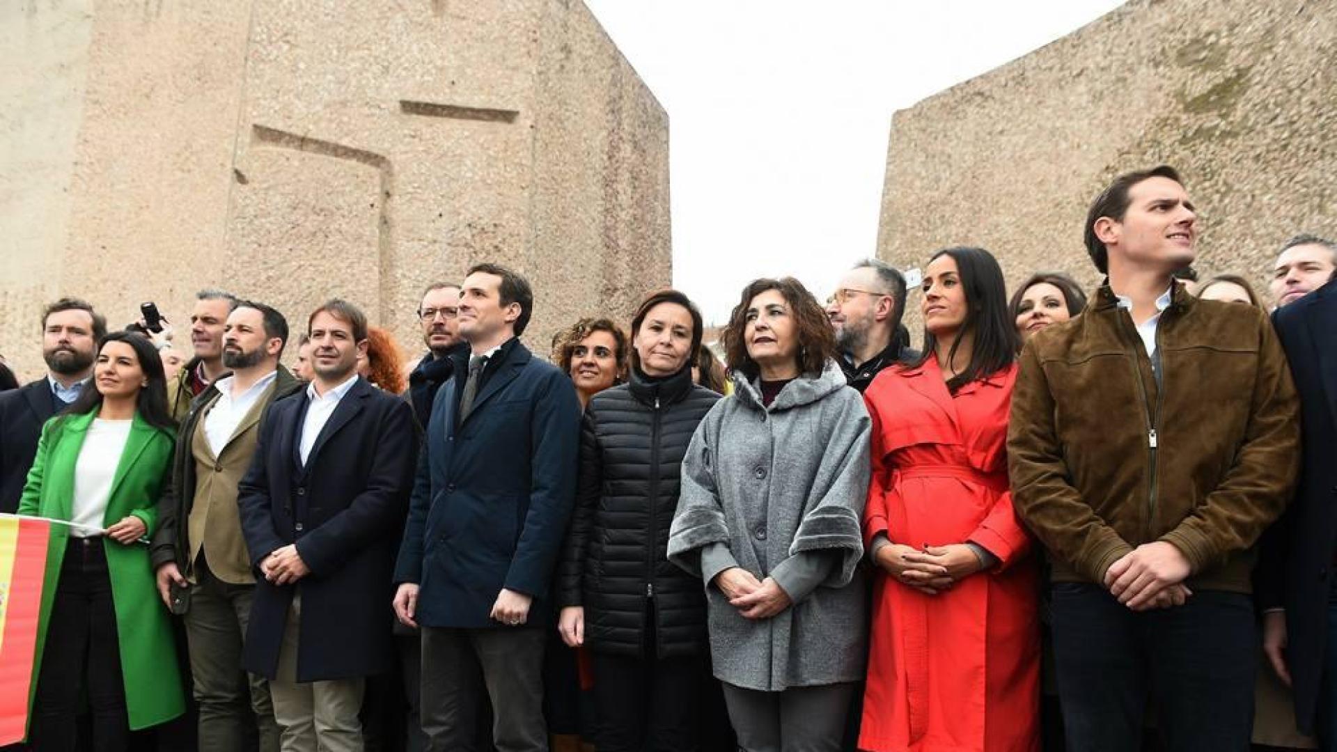 Casado, Rivera y Abascal, en la misma foto al final de la concentración en Madrid