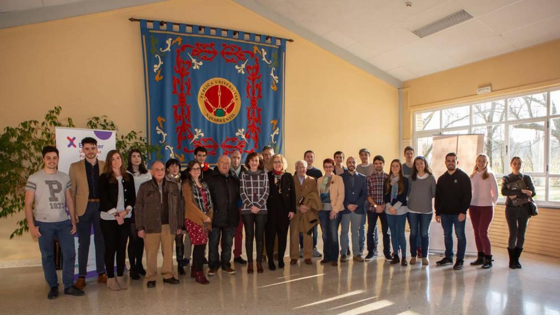 Foto de grupo de los jóvenes participantes en el programa, junto a los representantes institucionales.