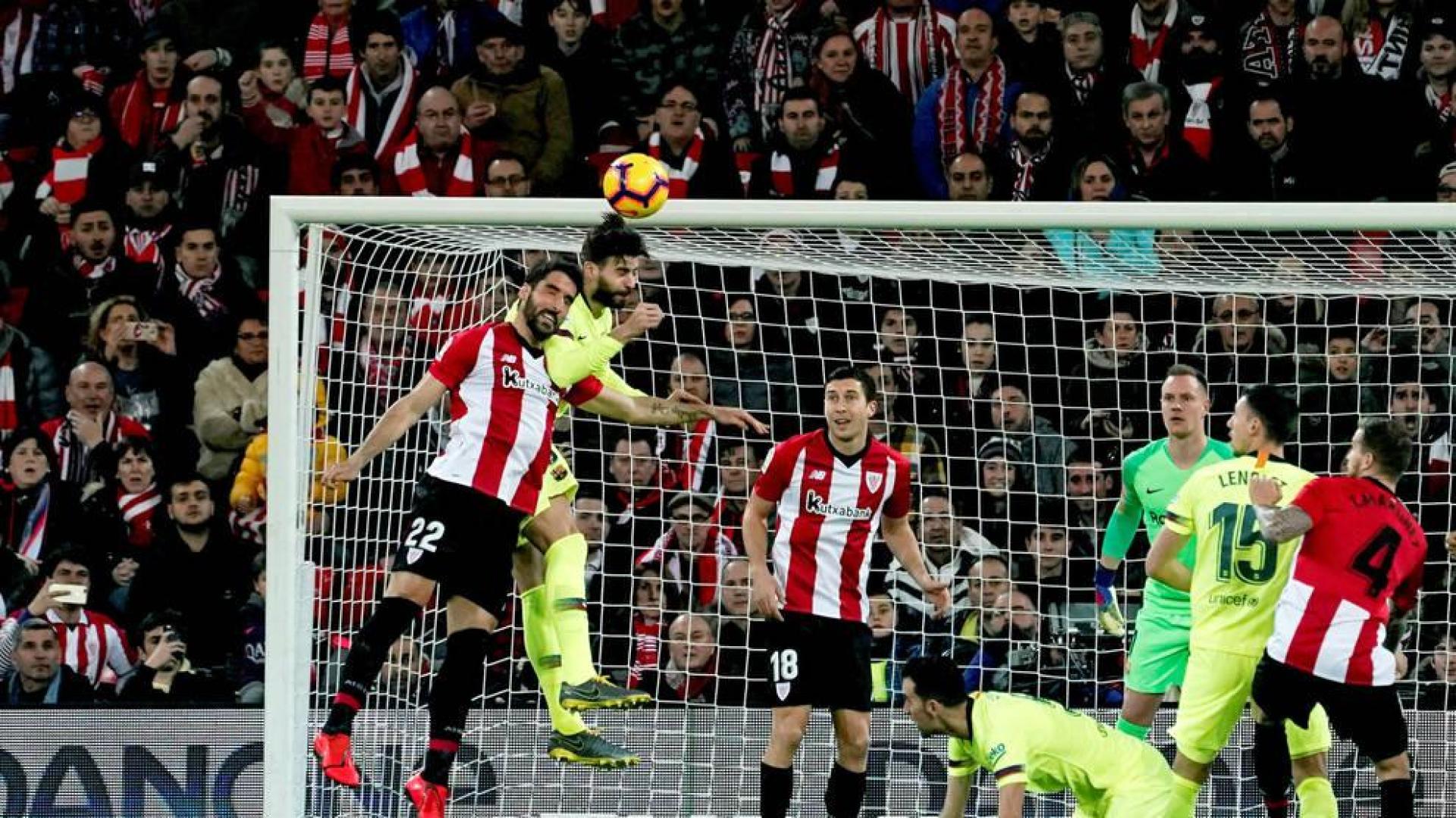 Raúl García pelea con Piqué por rematar un balón, en el Athletic de Bilbao-F.C. Barcelona