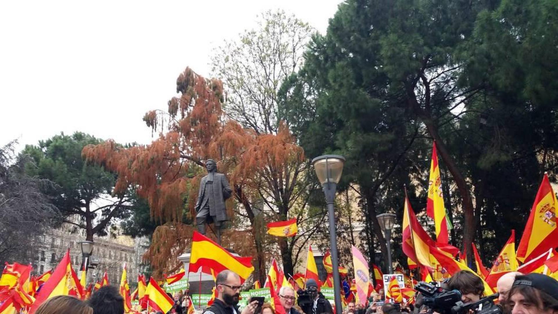 Manifestación este domingo en la plaza de Colón de Madrid en contra de la política de diálogo del Gobierno en Cataluña y en demanda de elecciones.