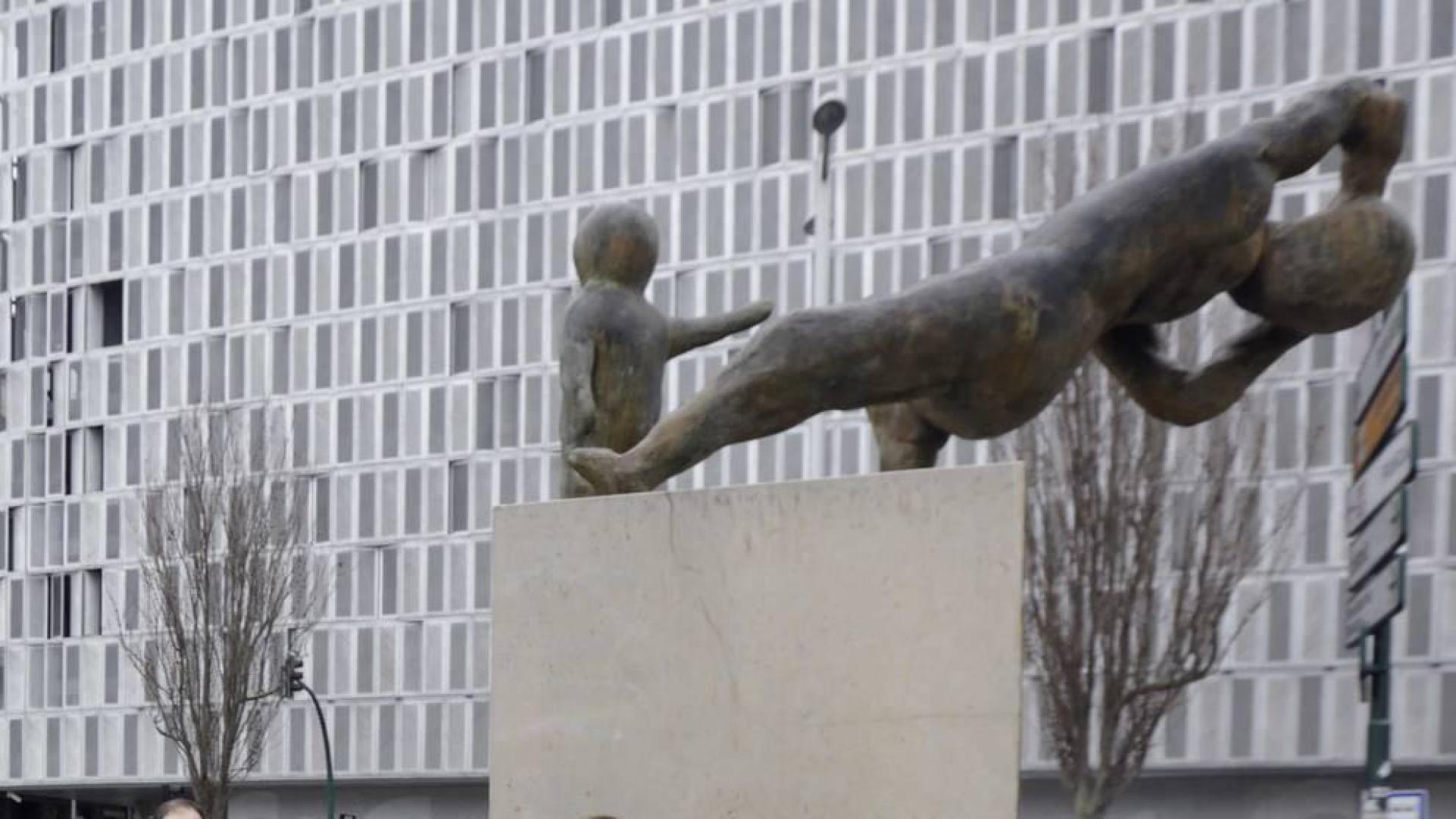 En memoria de sus padres. Pilar Prieto (a la izquierda) y Olga Izquierdo colocan el ramo de flores en la peana del monumento.