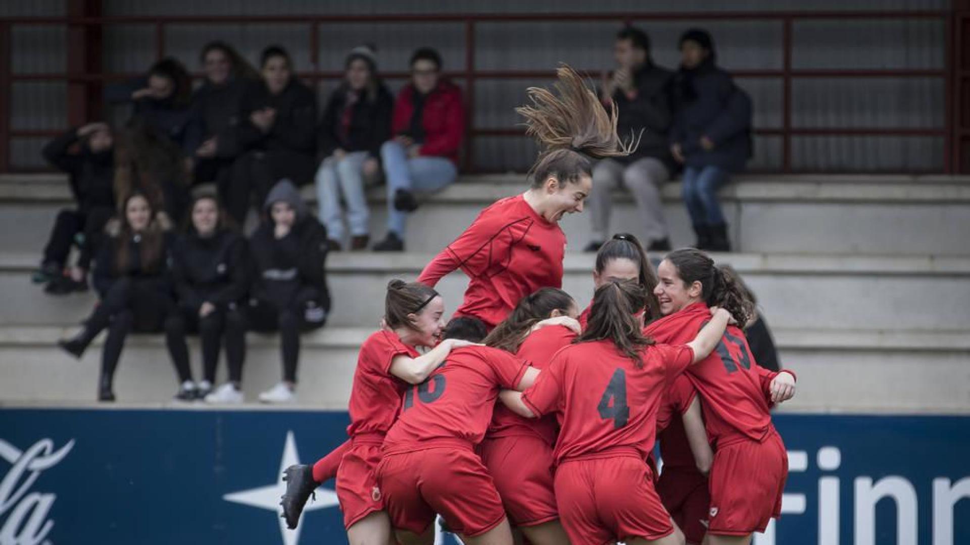 Felicidad de las jugadoras de la selección sub-17 al conseguir uno de los goles de la mañana.