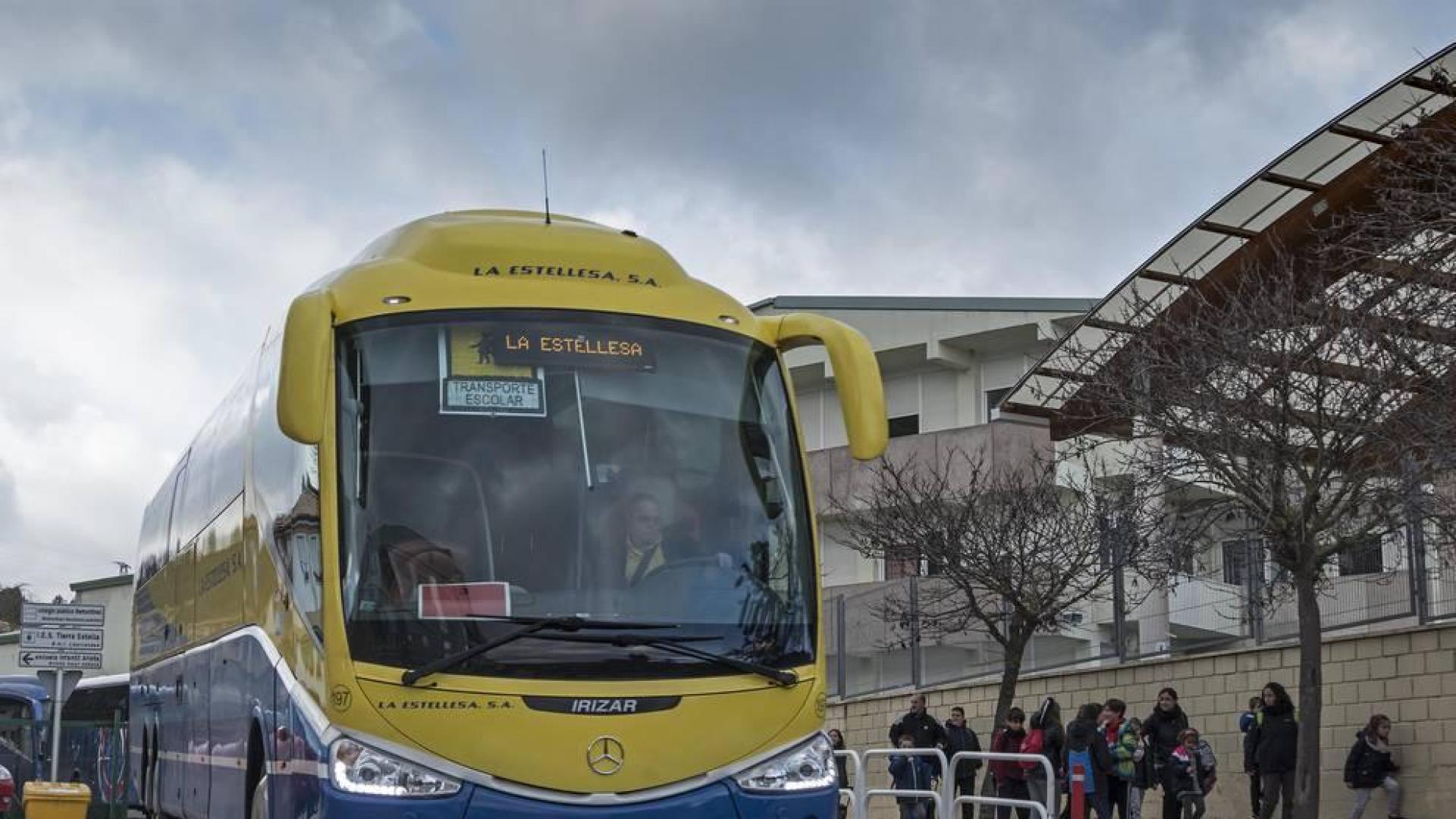 Alumnos escolarizados en Estella, este lunes a la salida de clase en el centro público Remontival.