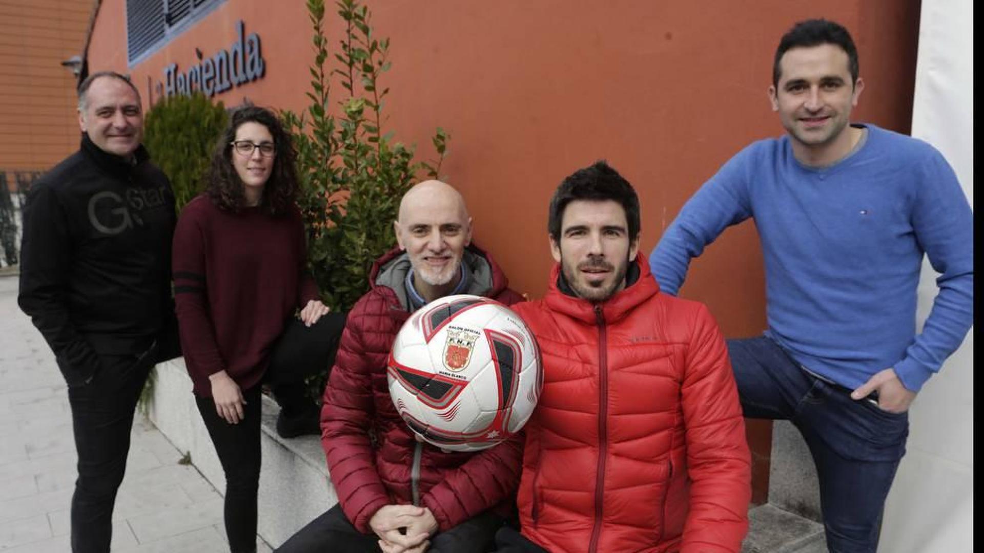 De izda. a dcha., Miguel Merino, director deportivo de la Federación Navarra, Marta Álvarez, Daniel Blanco, de la sub-15, Bruno Araiz y Sergio Galán, de la sub-17, este lunes en Mutilva. Araiz sujeta un balón de la FNF.