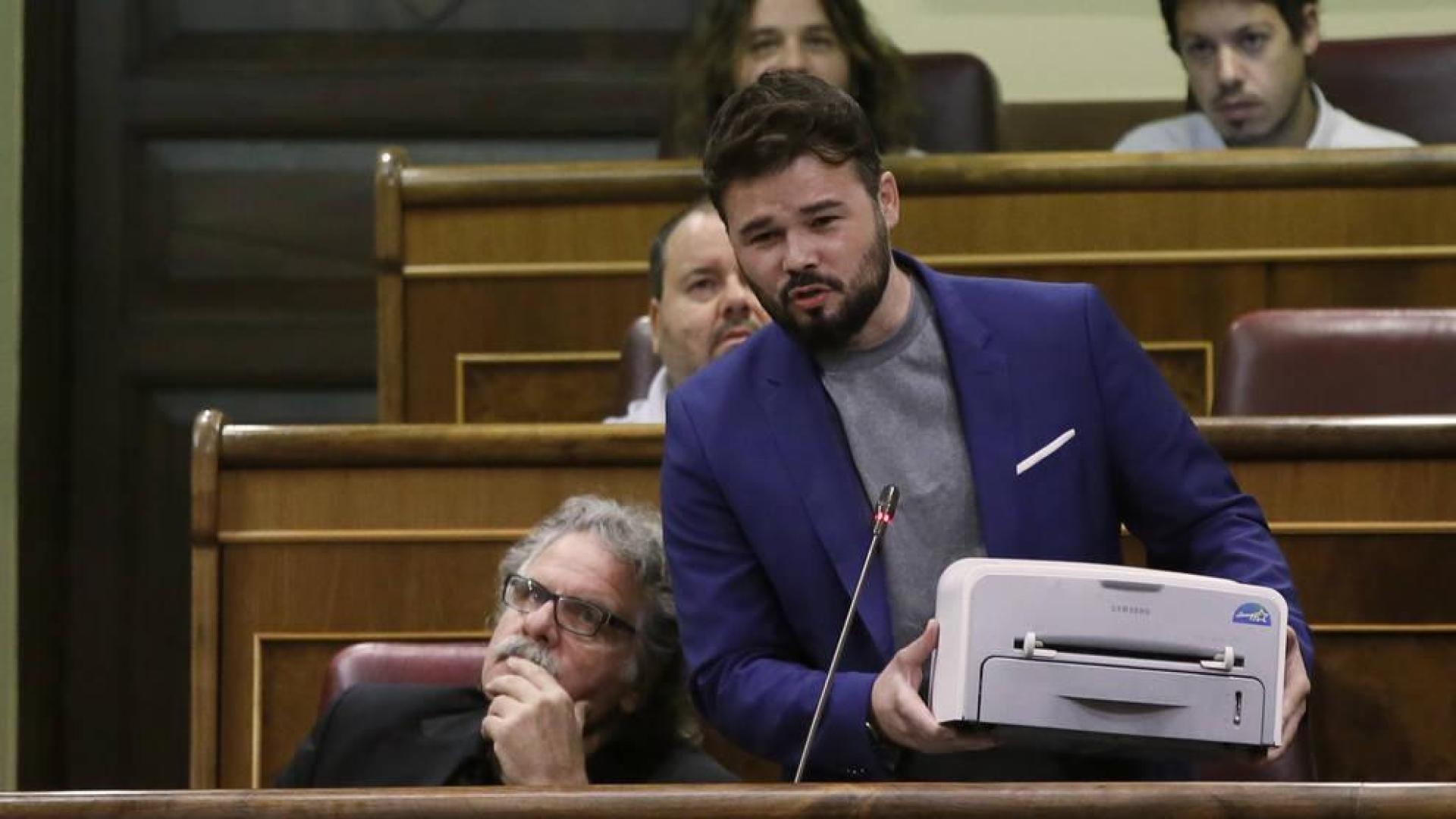 Los diputados de ERC en el Congreso Gabriel Rufián y Joan Tardà sentado, durante una sesión del congreso de los diputados.