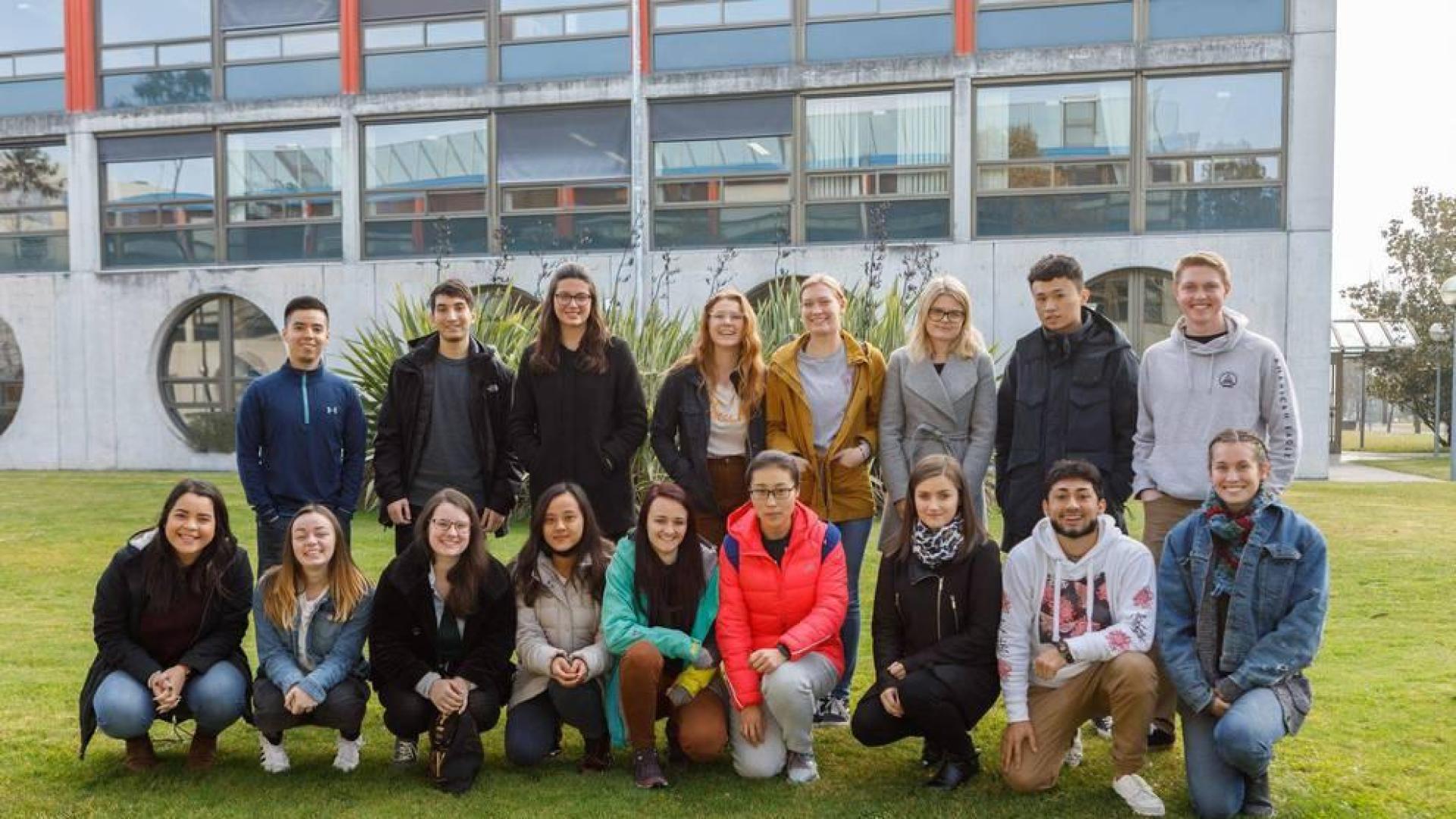 Parte de los estudiantes extranjeros de intercambio, a su llegada a la Universidad Pública de Navarra.