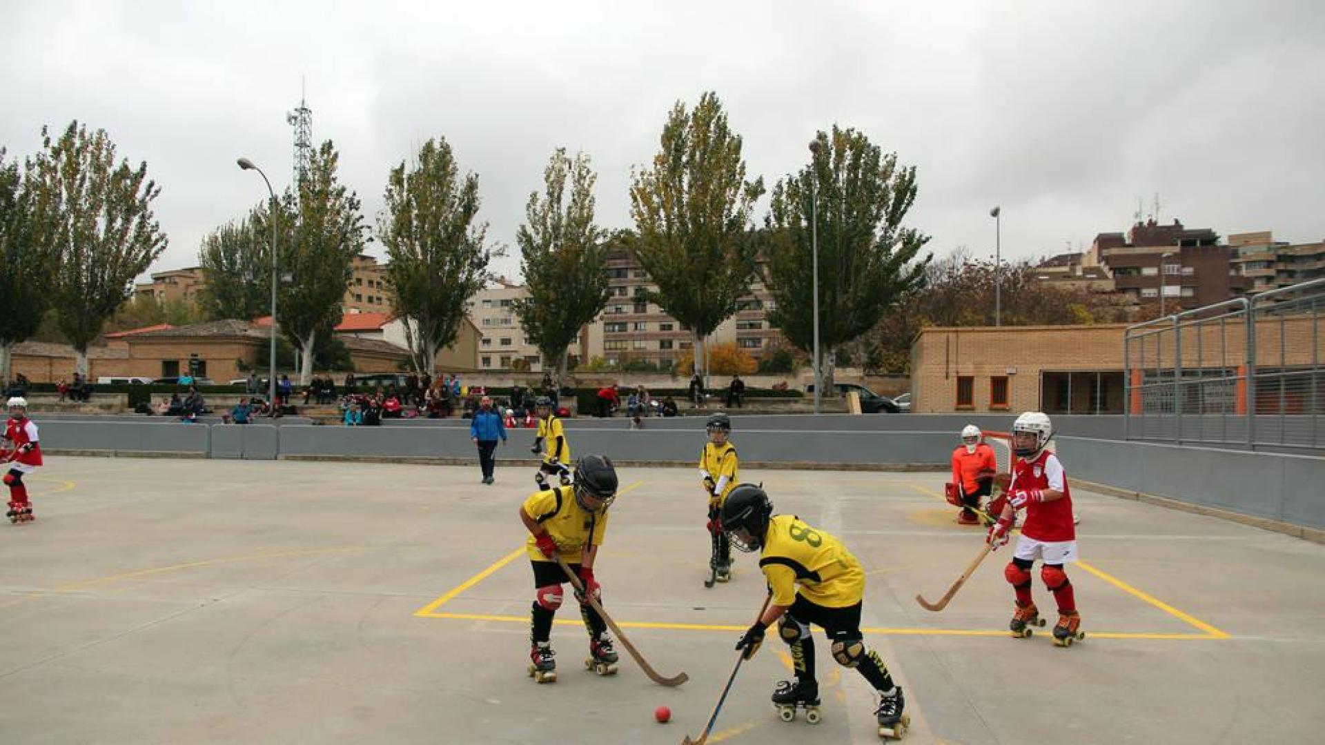 Imagen de un partido de las categorías inferiores del Tudela Hockey Club en la pista central del patinódromo.
