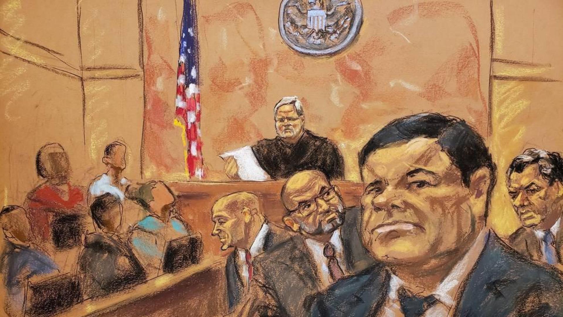 Reproducción fotográfica de un dibujo realizado por la artista Jane Rosenberg donde aparece el juez de la corte federal de Brooklyn, Brian Cogan (fondo c), mientras lee el veredicto contra el narcotraficante mexicano Joaquín "el Chapo" Guzmán (d), acompañado de sus tres abogados William Purpura, Eduardo Balarezo y Jeffrey Lichtman.