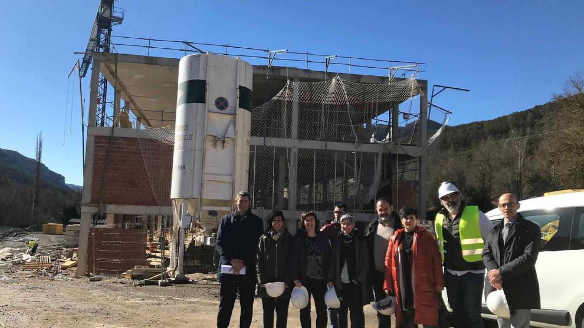 María Solana junto a representantes del Departamento de Educación y de Roncal en la visita a las obras del nuevo colegio