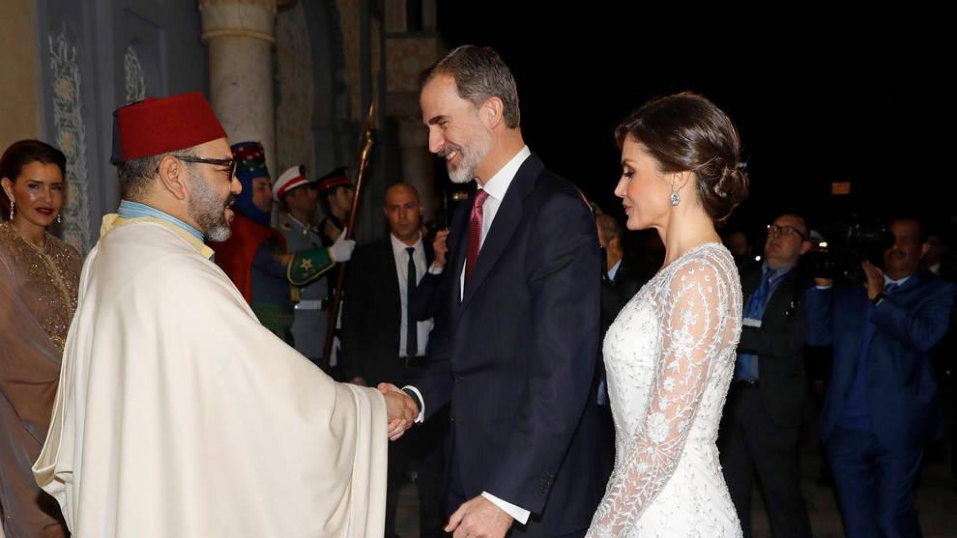 Los reyes Felipe y Letizia saludan al rey Mohamed VI, a su llegada a la cena de gala ofrecida por Mohamed VI a los monarcas españoles este miércoles en el Palacio Real de Rabat.