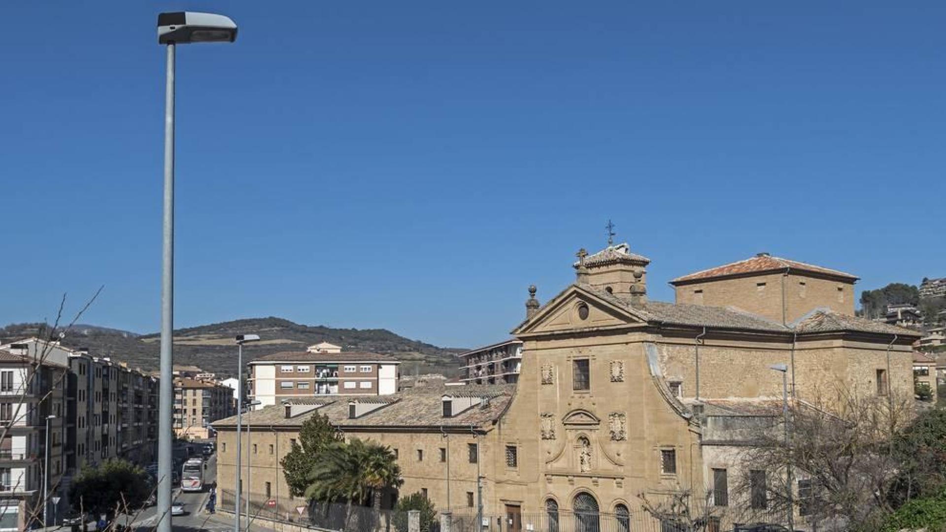 El convento de Recoletas de Estella. Las viviendas colaborativas ocuparán las dos plantas del ala que se extiende hacia la avenida Yerri, a la izquierda de la imagen. El resto, la parte más noble y principal de la edificación en la que se encuentra la entrada al convento, quedaría como está.
