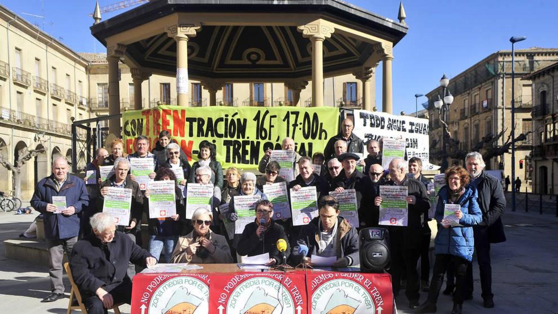 Integrantes de Zona Media por el Tren y colectivos que les apoyan en la rueda de prensa en Tafalla.