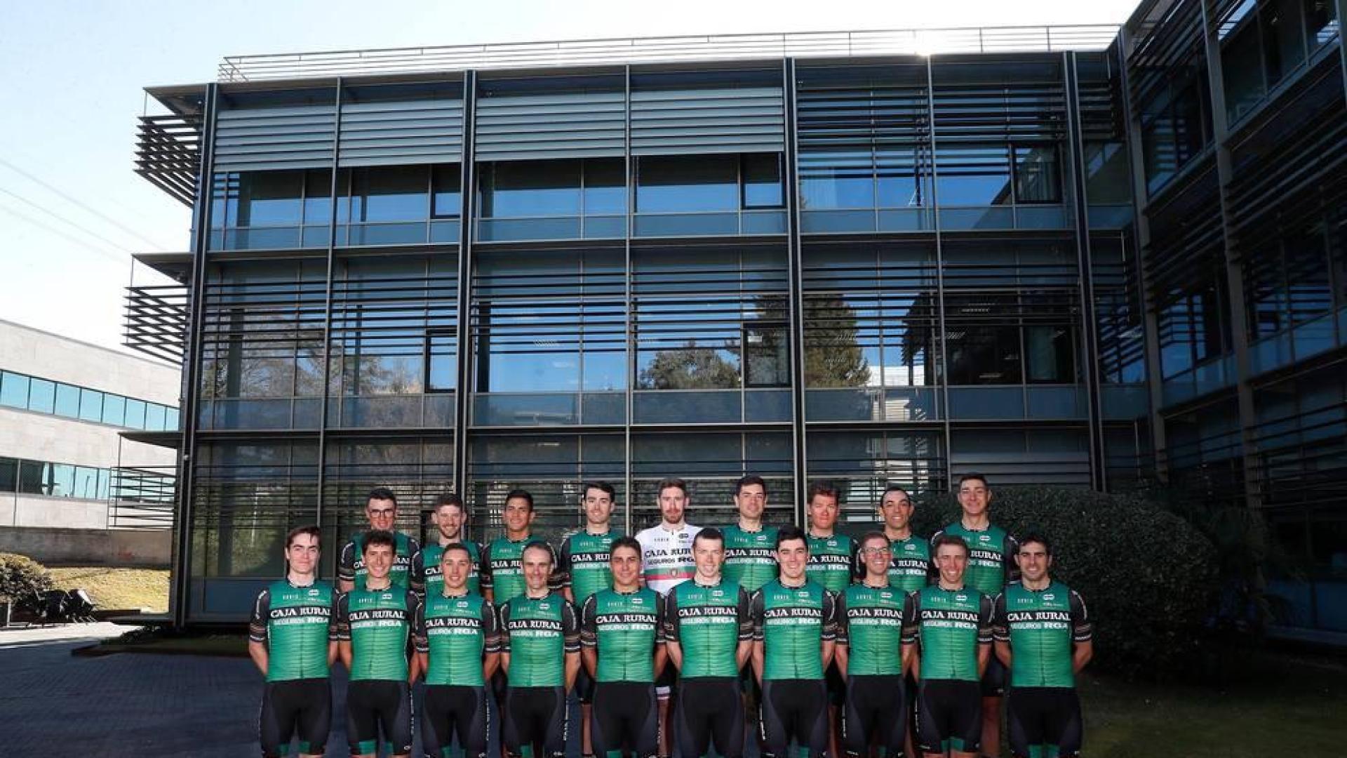 La plantilla profesional del equipo Caja Rural-RGA, este martes poco antes de la presentación en la sede de RGA en Madrid. Es la décima campaña en la categoría profesional.