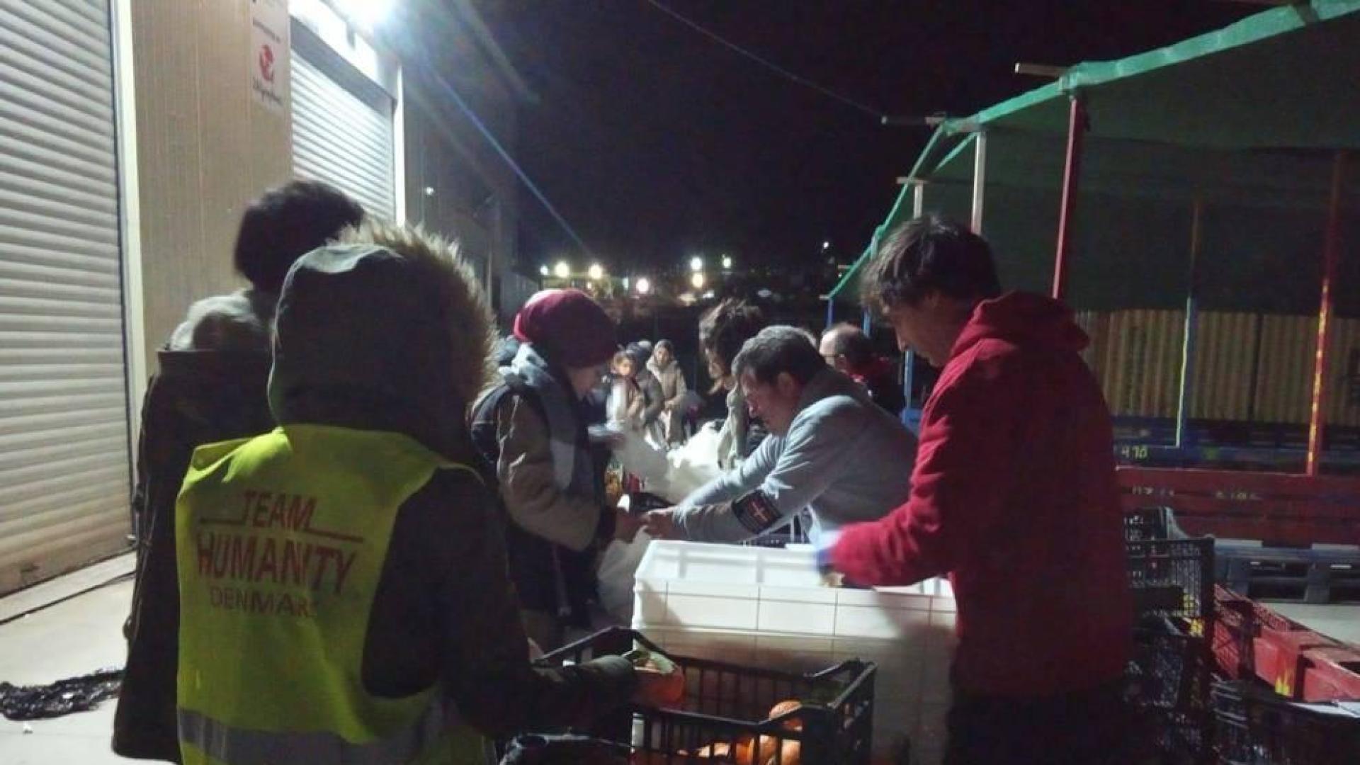 Los voluntarios reparten las raciones entre las personas refugiadas, en una imagen del lunes.