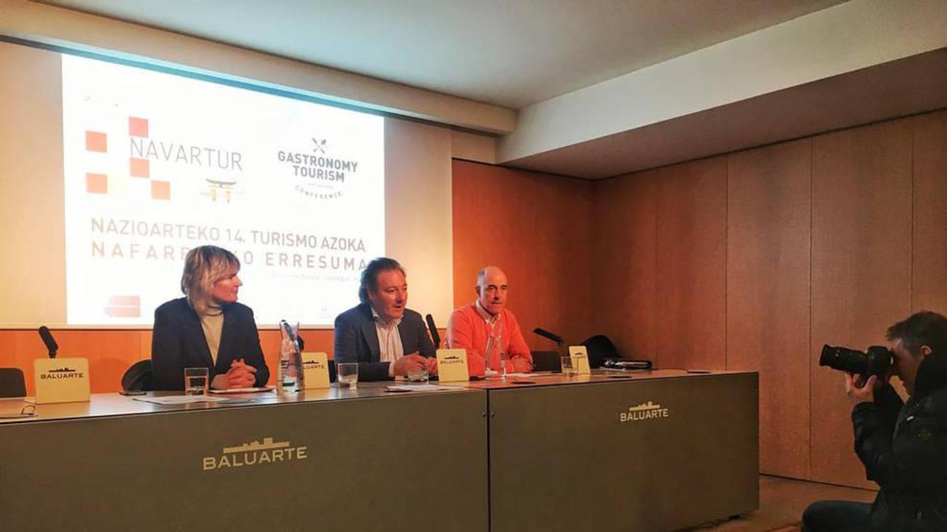 Maitena Ezkutari, Directora General de Turismo de Gobierno de Navarra, Luis Cortés, Promotor de la Feria Navartur y Juanchi Patús, Presidente de la Asociación Navarra de Agencias de Viajes.