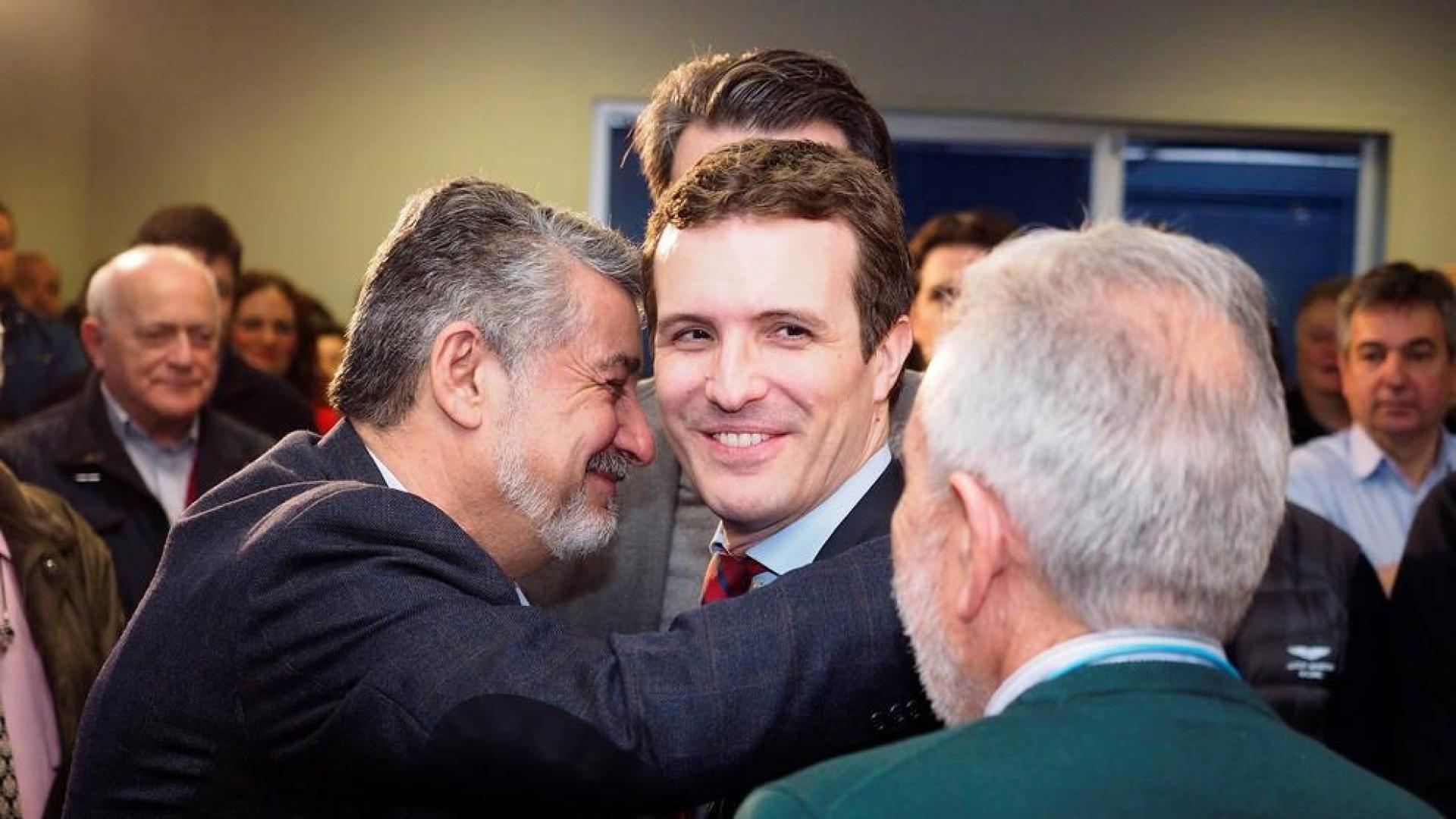 El presidente del PP, Pablo Casado, saluda a militantes del Partido Popular en la sede de Lugo.