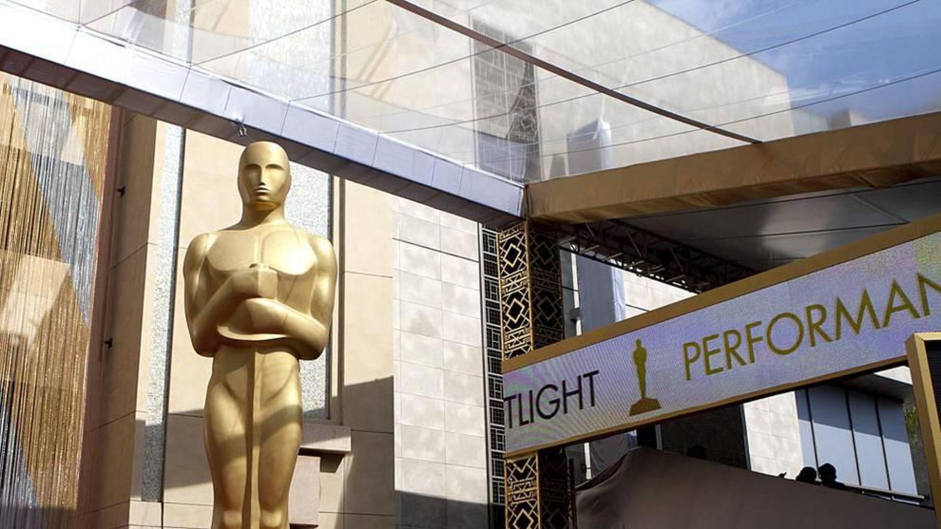 Los nominados y las celebridades asistentes a la entrega de los 88 Premios Oscar de Hollywood pasaron previamente por la tradicional alfombra roja colocada en la entrada del Hollywood&Highland Center.